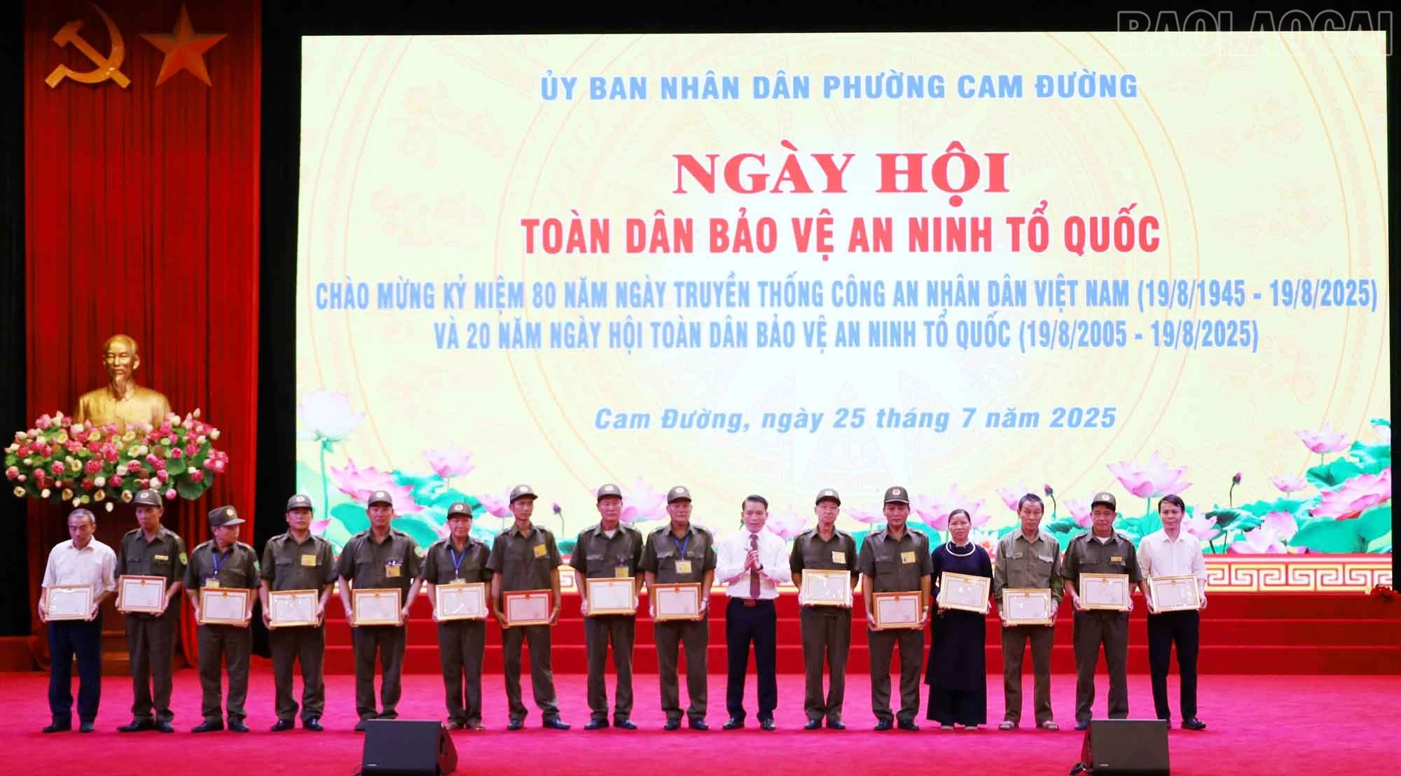 Khen thưởng các cá nhân có thành tích xuất sắc.