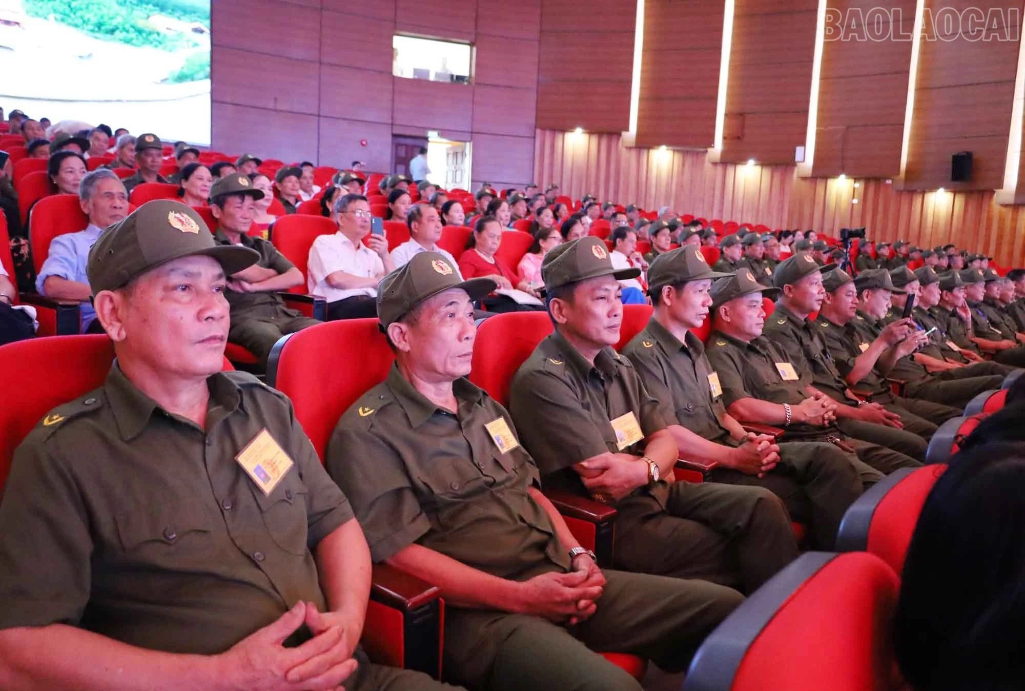 Người dân và lực lượng an ninh cơ sở tham dự ngày hội.