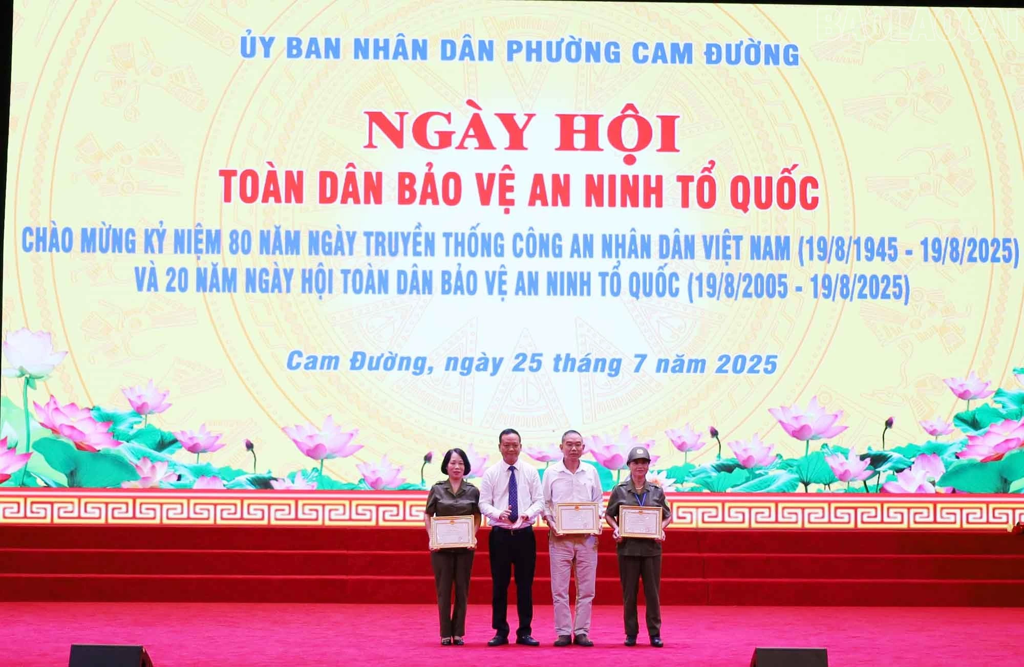 Khen thưởng các tập thể có thành tích xuất sắc.