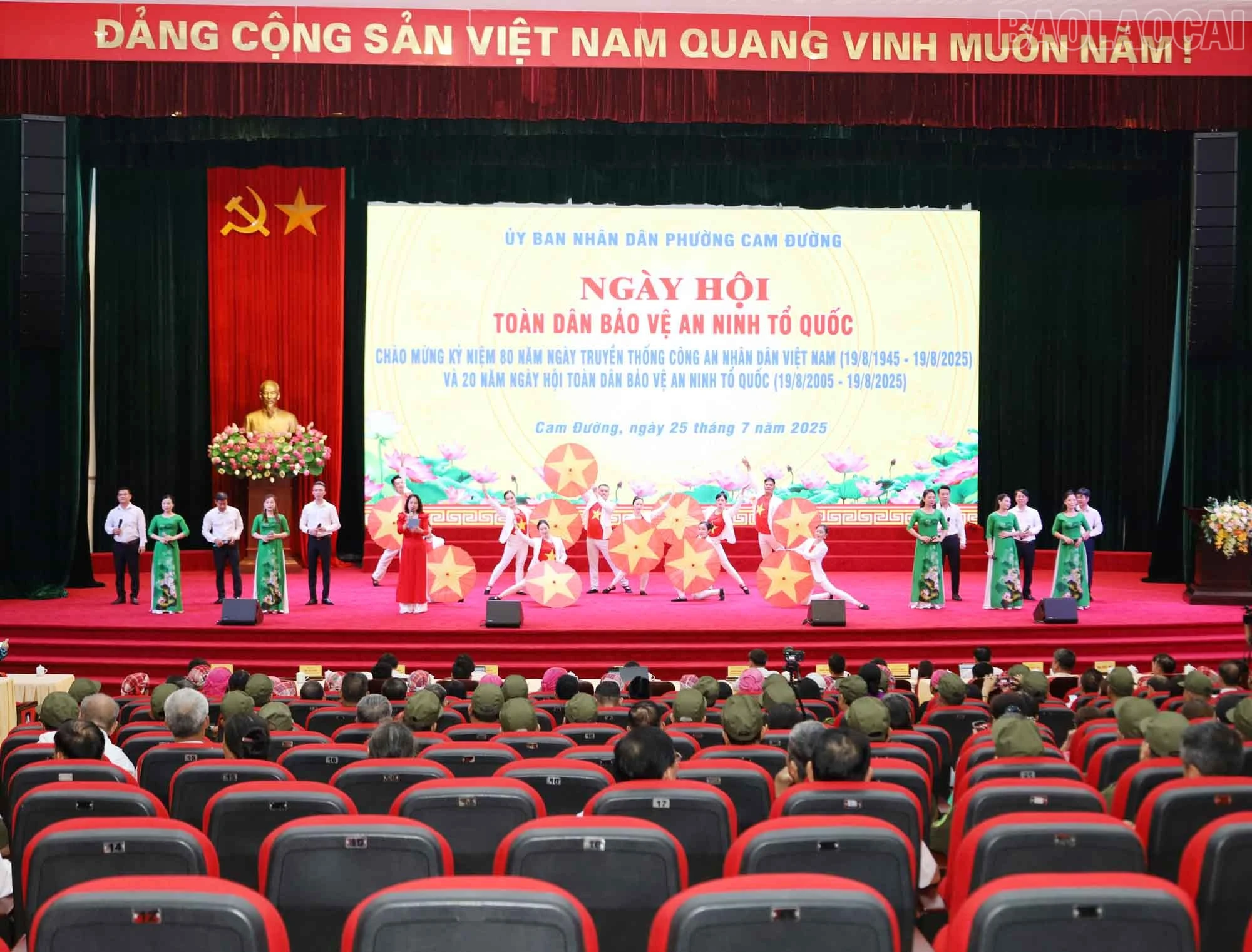 Biểu diễn văn nghệ tại ngày hội.