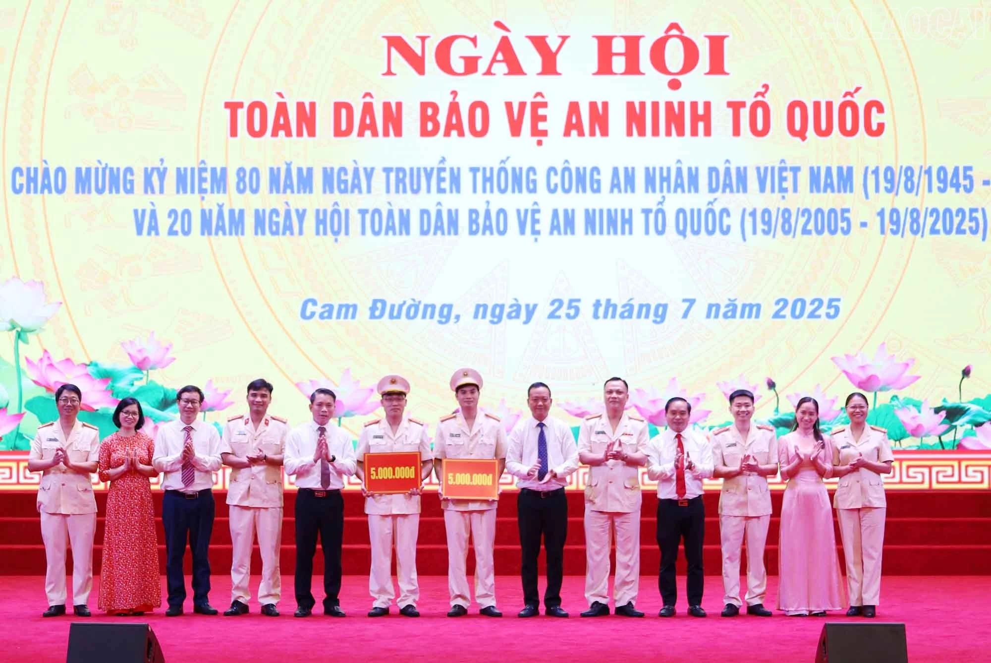 Khen thưởng đột xuất 2 tập thể có thành tích xuất sắc trong công tác đấu tranh, phòng chống tội phạm.