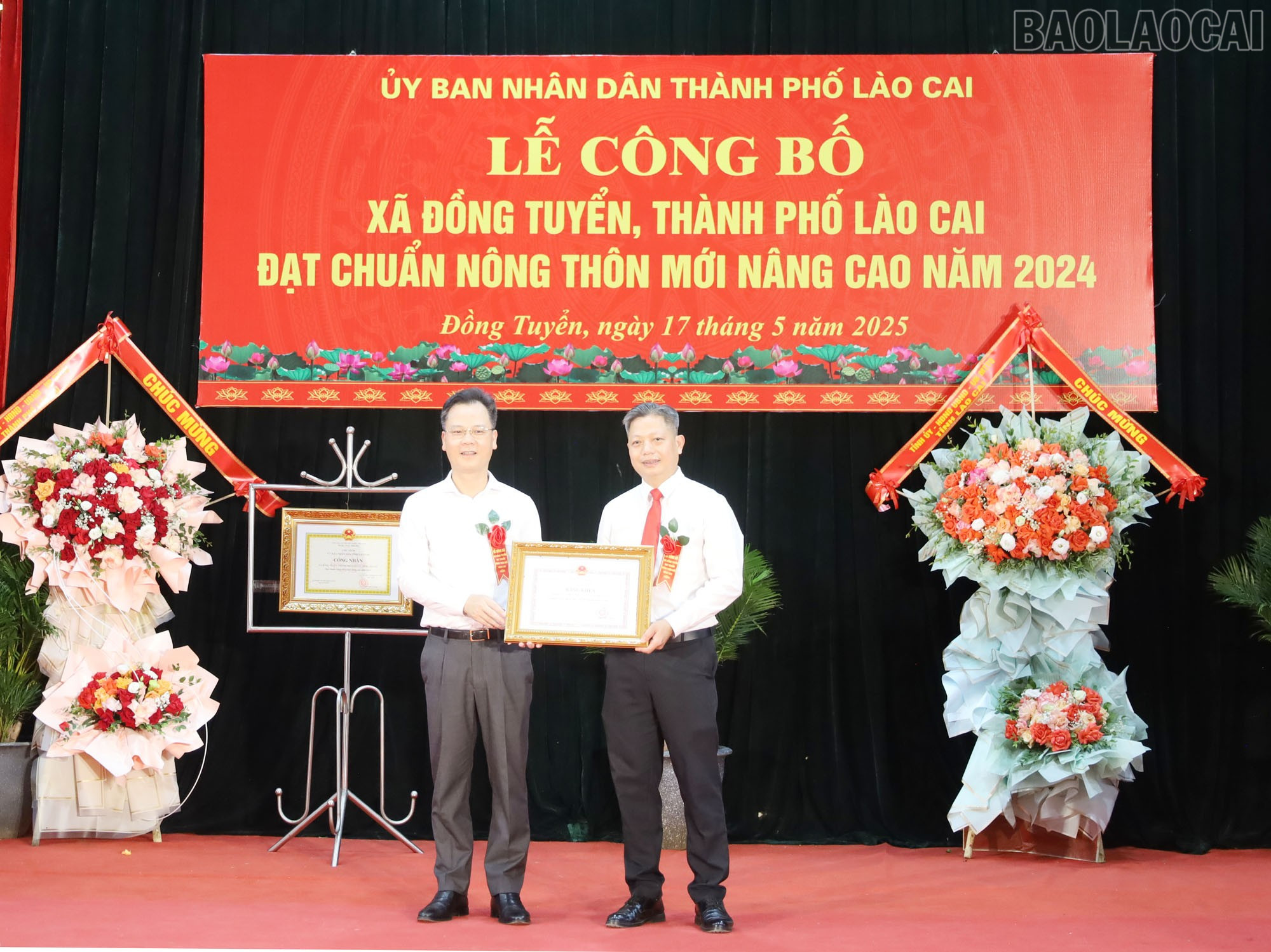Tặng Bằng khen của Chủ tịch UBND tỉnh cho Nhân dân và cán bộ xã Đồng Tuyển. baolaocai-tr_c.jpg