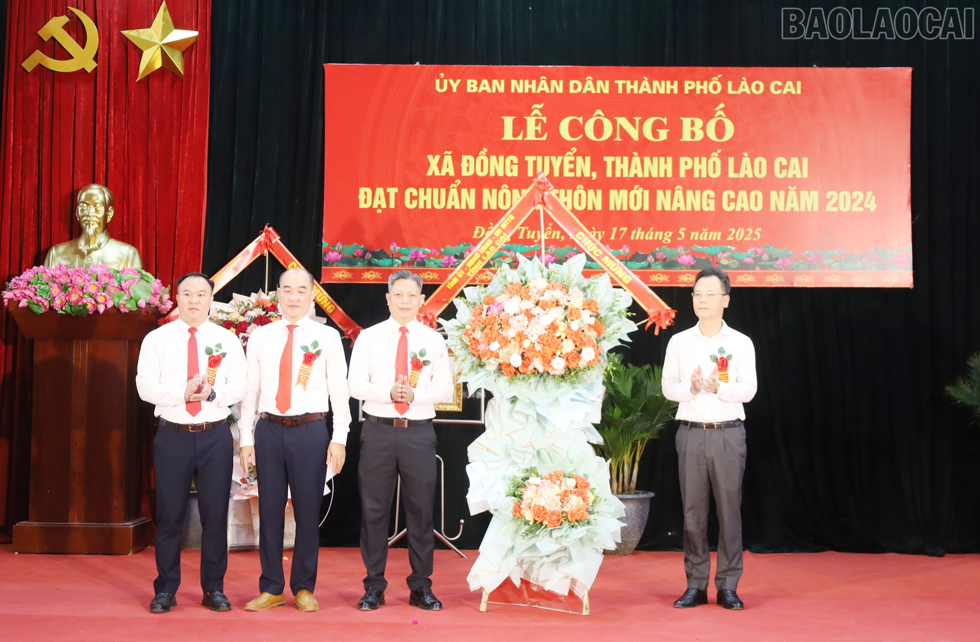 Đồng chí Nguyễn Thành Sinh, Phó Chủ tịch UBND tỉnh trao quyết định công nhận xã nông thôn mới nâng cao và tặng hoa chúc mừng xã Đồng Tuyển. baolaocai-tr_b.jpg