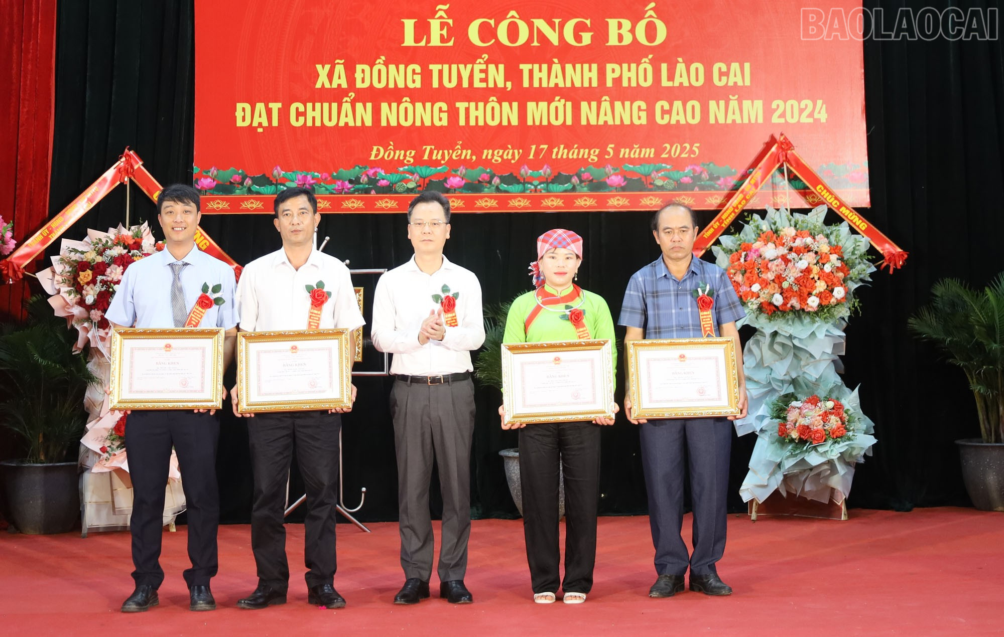 Tặng Bằng khen của Chủ tịch UBND tỉnh cho các cá nhân. baolaocai-tr_d.jpg