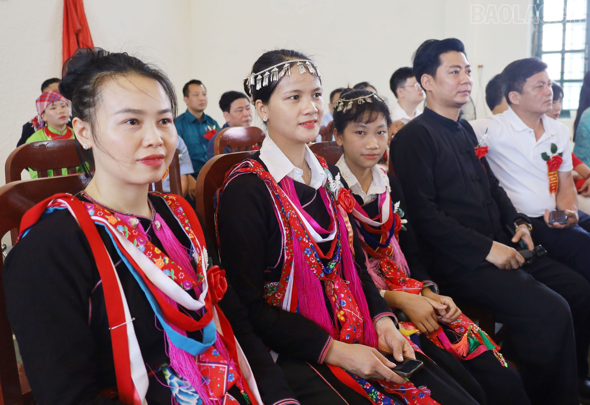 Nhân dân xã Đồng Tuyển tham dự buổi lễ. baolaocai-tr_1a.jpg