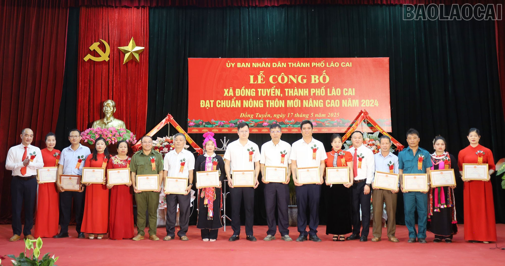 UBND xã Đồng Tuyển tặng Giấy khen cho các tập thể, cá nhân. baolaocai-tr_dt.jpg