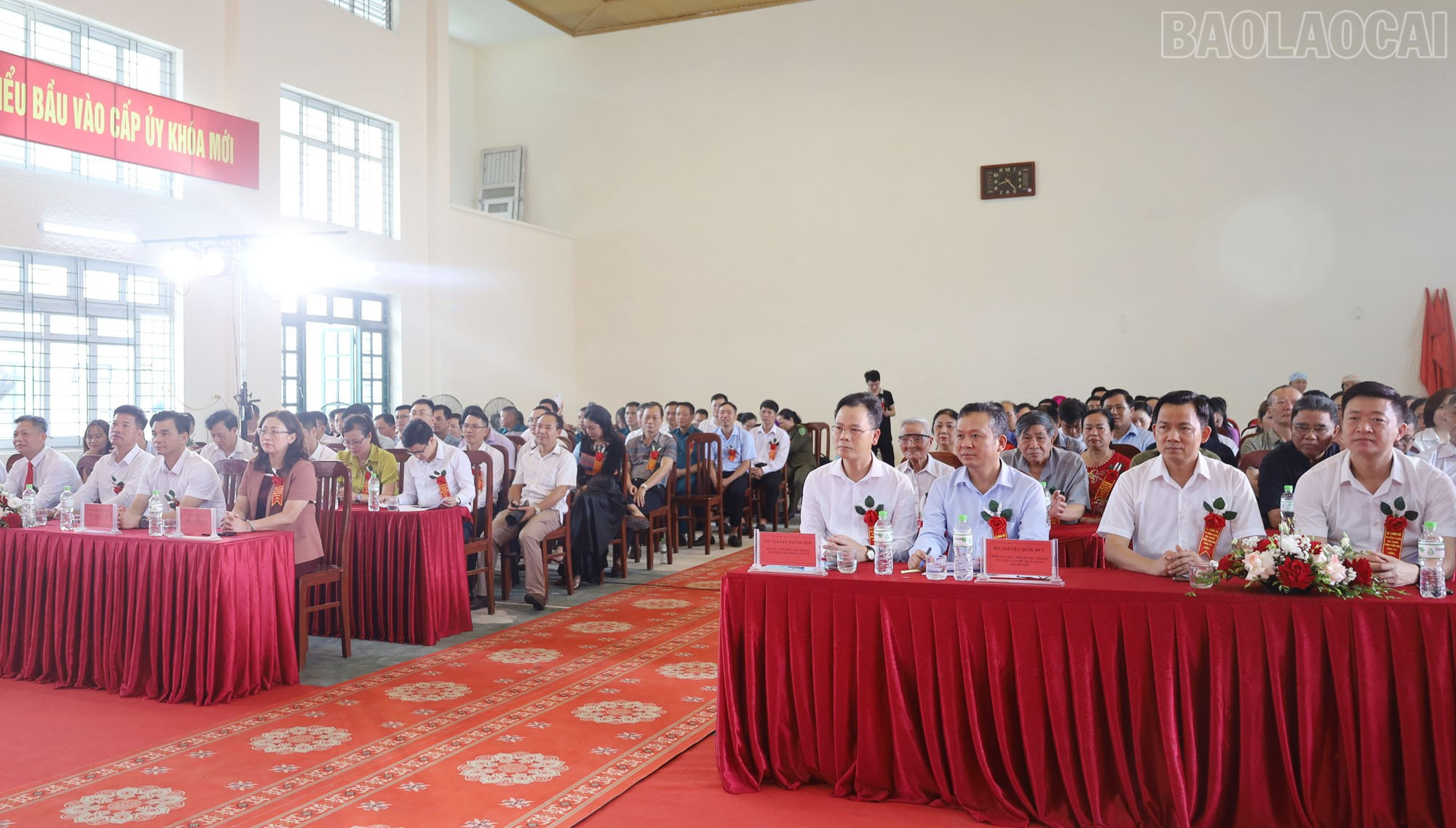 Các đại biểu tham dự buổi lễ. baolaocai-tr_1.jpg