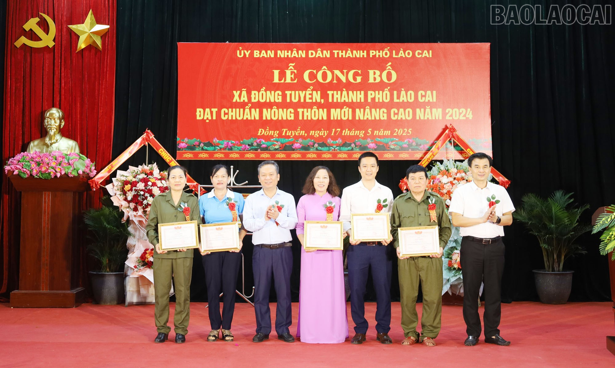 Tặng Giấy khen của Chủ tịch UBND thành phố cho các tập thể, cá nhân. baolaocai-tr_4.jpg