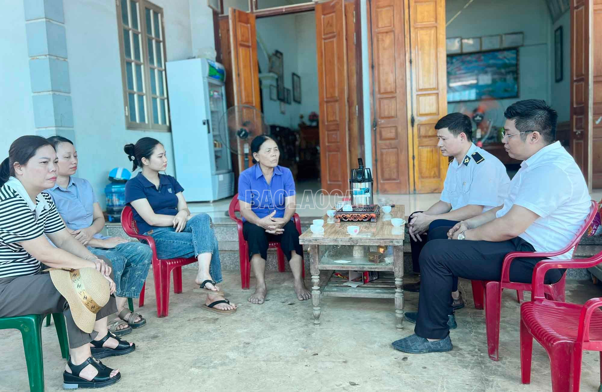 Cơ quan chuyên môn và chính quyền các địa phương tuyên truyền về công tác phòng chống dịch bệnh cho hộ chăn nuôi. baolaocai-c_7.jpg