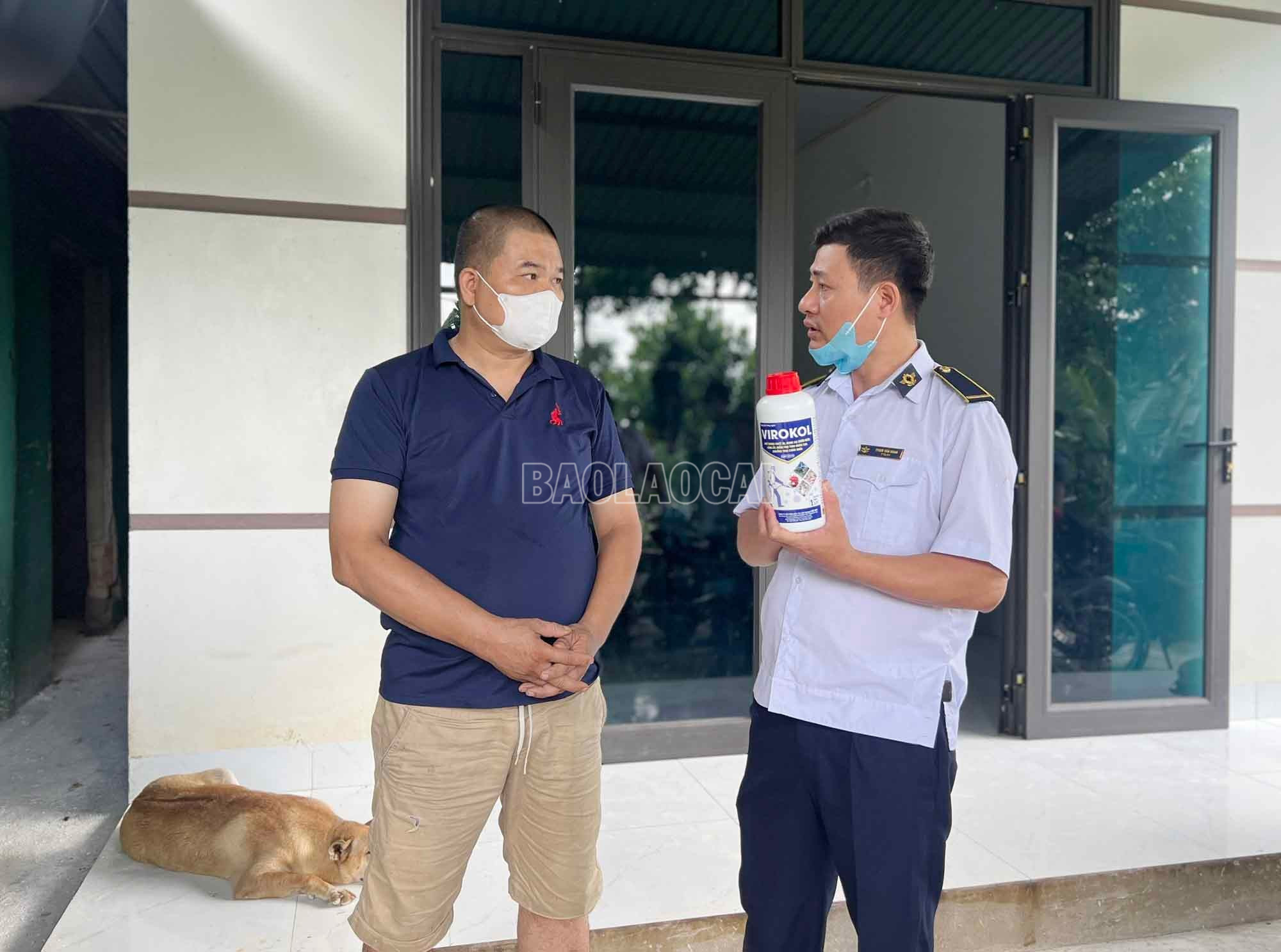Cán bộ Thú y hướng dẫn hộ dân các biện pháp phòng, chống dịch bệnh cho đàn vật nuôi hiệu quả. baolaocai-c_4.jpg