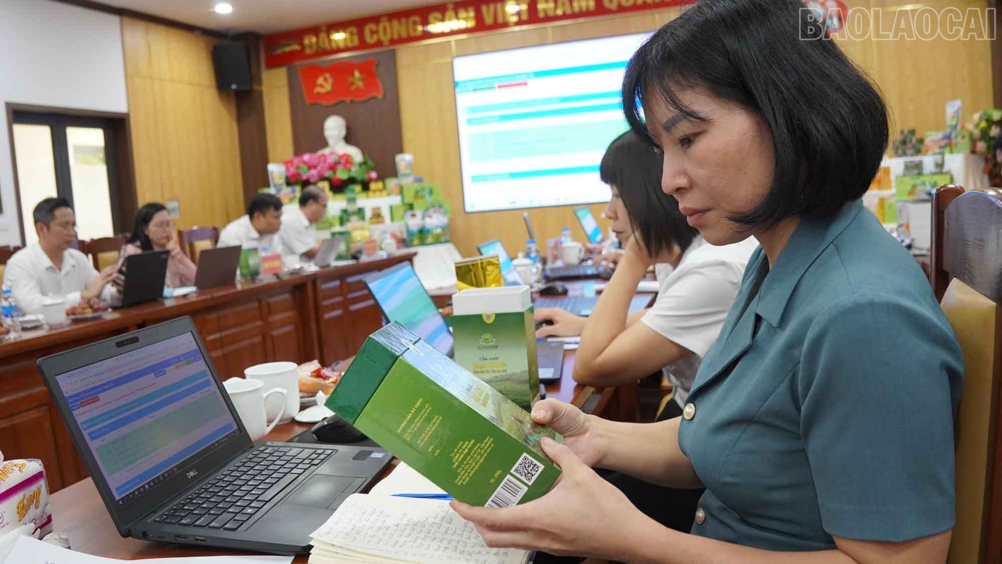 Thành viên Hội đồng đánh giá, phân hạng các sản phẩm OCOP. baolaocai-tr_3.jpg