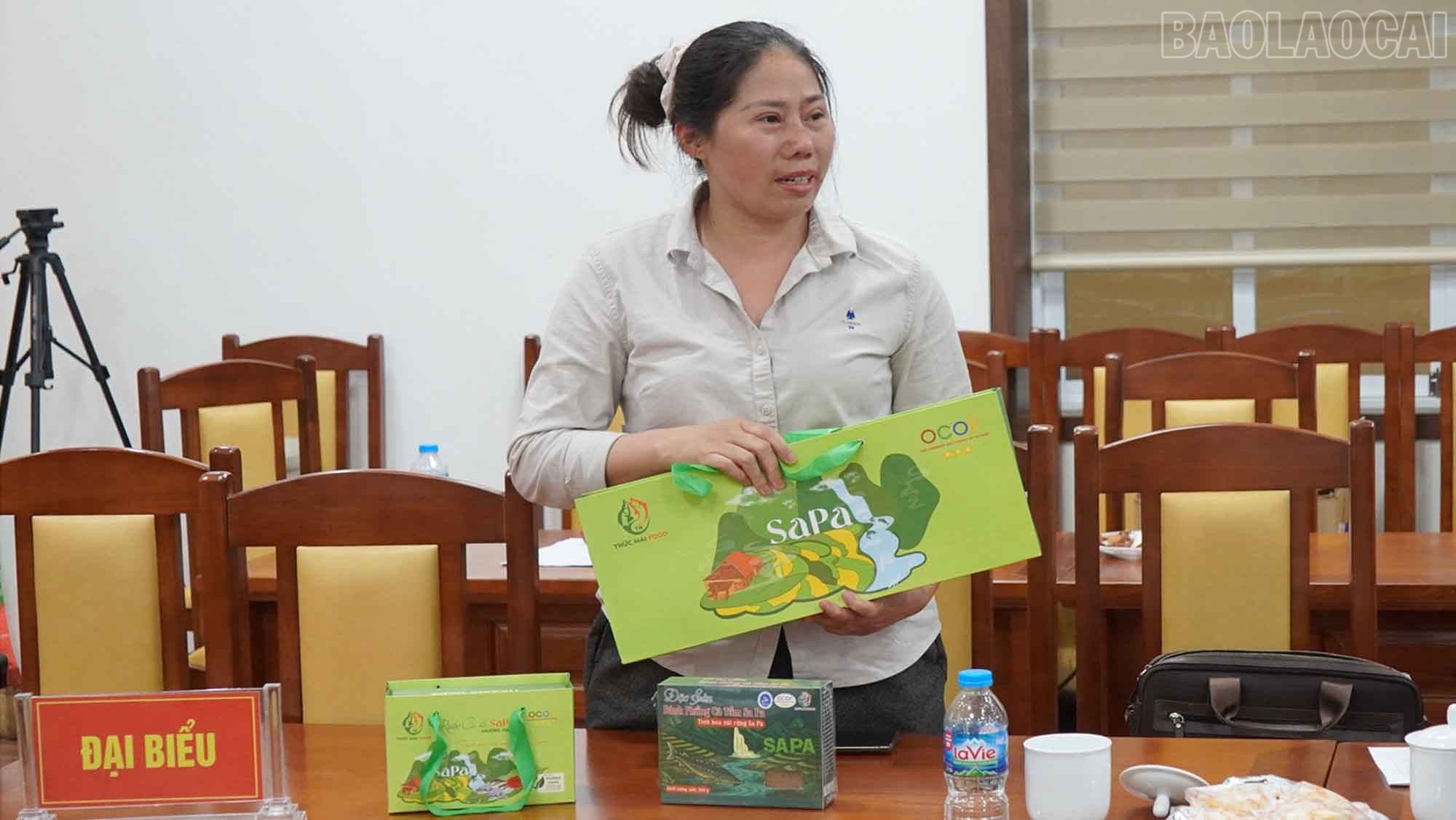 Chủ thể giới thiệu về các sản phẩm tham gia đánh giá nâng hạng sao OCOP năm 2025. baolaocai-tr_4.jpg