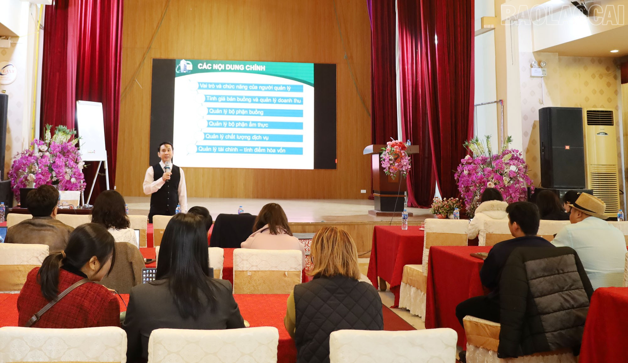 Tiến sĩ Vũ An Dân - Giám đốc Trung tâm Tư vấn và Phát triển Du lịch - Trường Đại học Mở Hà Nội triển khai nội dung tập huấn.