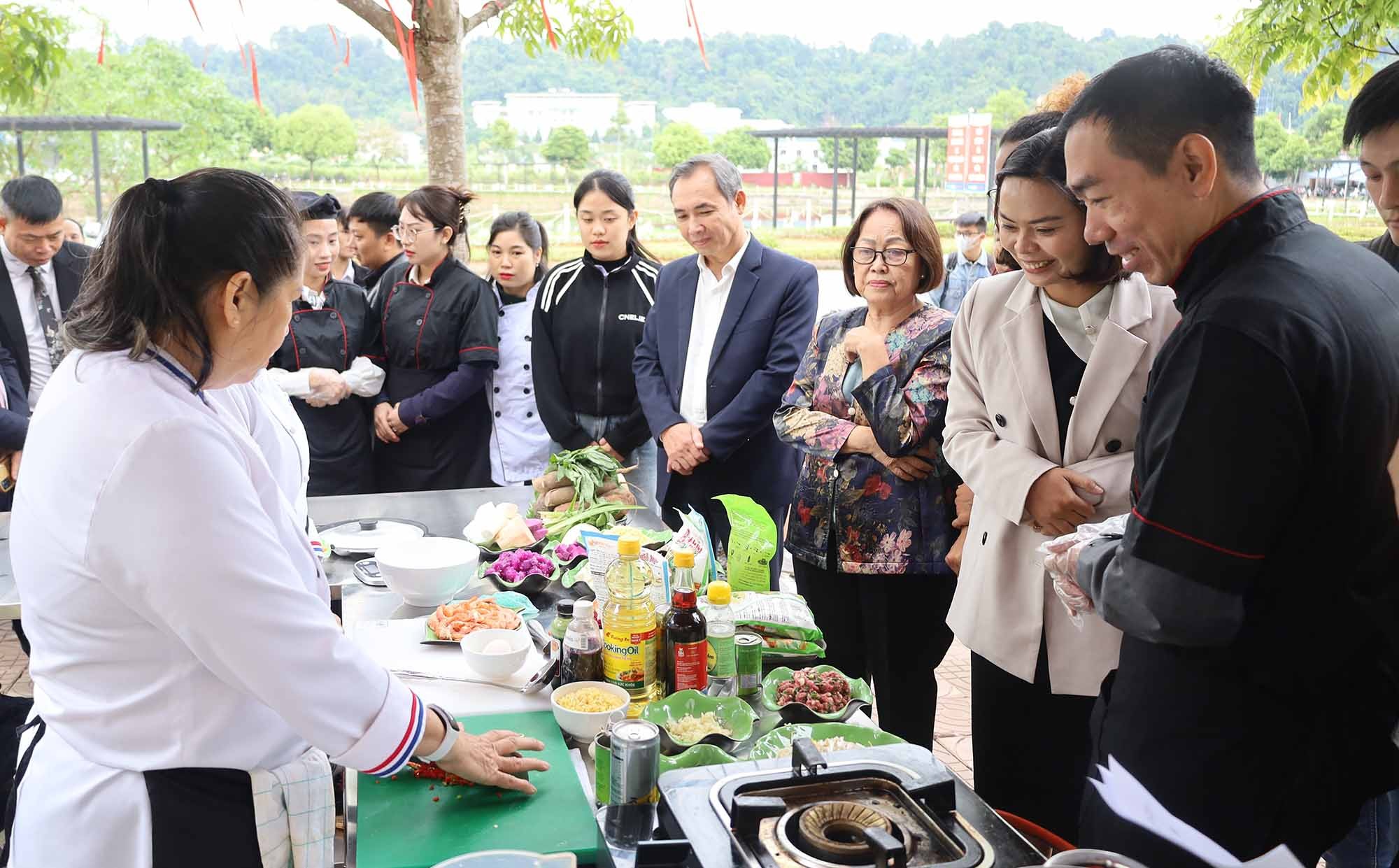 Các chuyên gia ẩm thực hướng dẫn thực hành chế biến món ăn nhẹ và món tráng miệng. a4.jpg