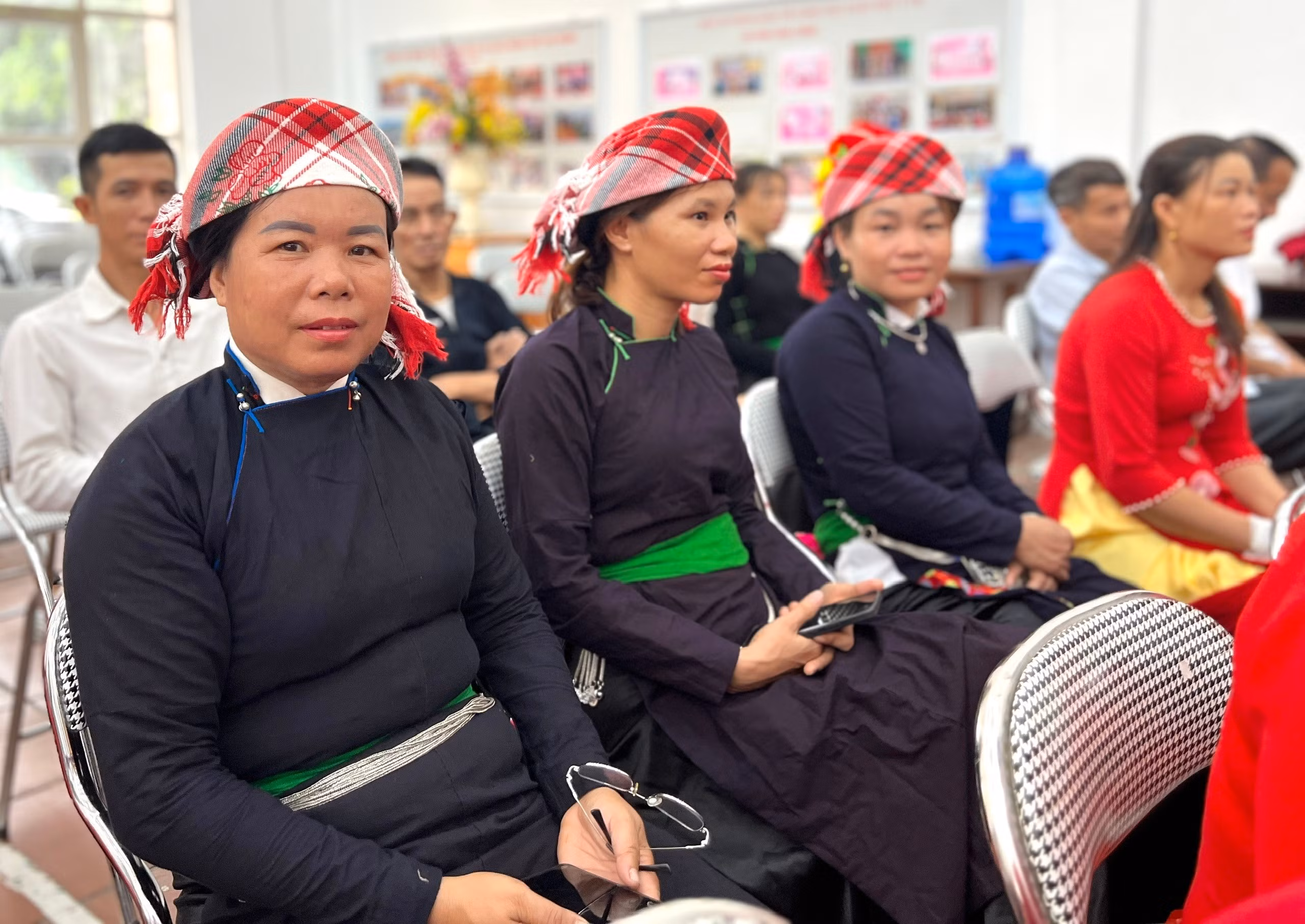 Nhân dân xã Tằng Loỏng phấn khởi tại buổi lễ công bố thành lập xã mới.