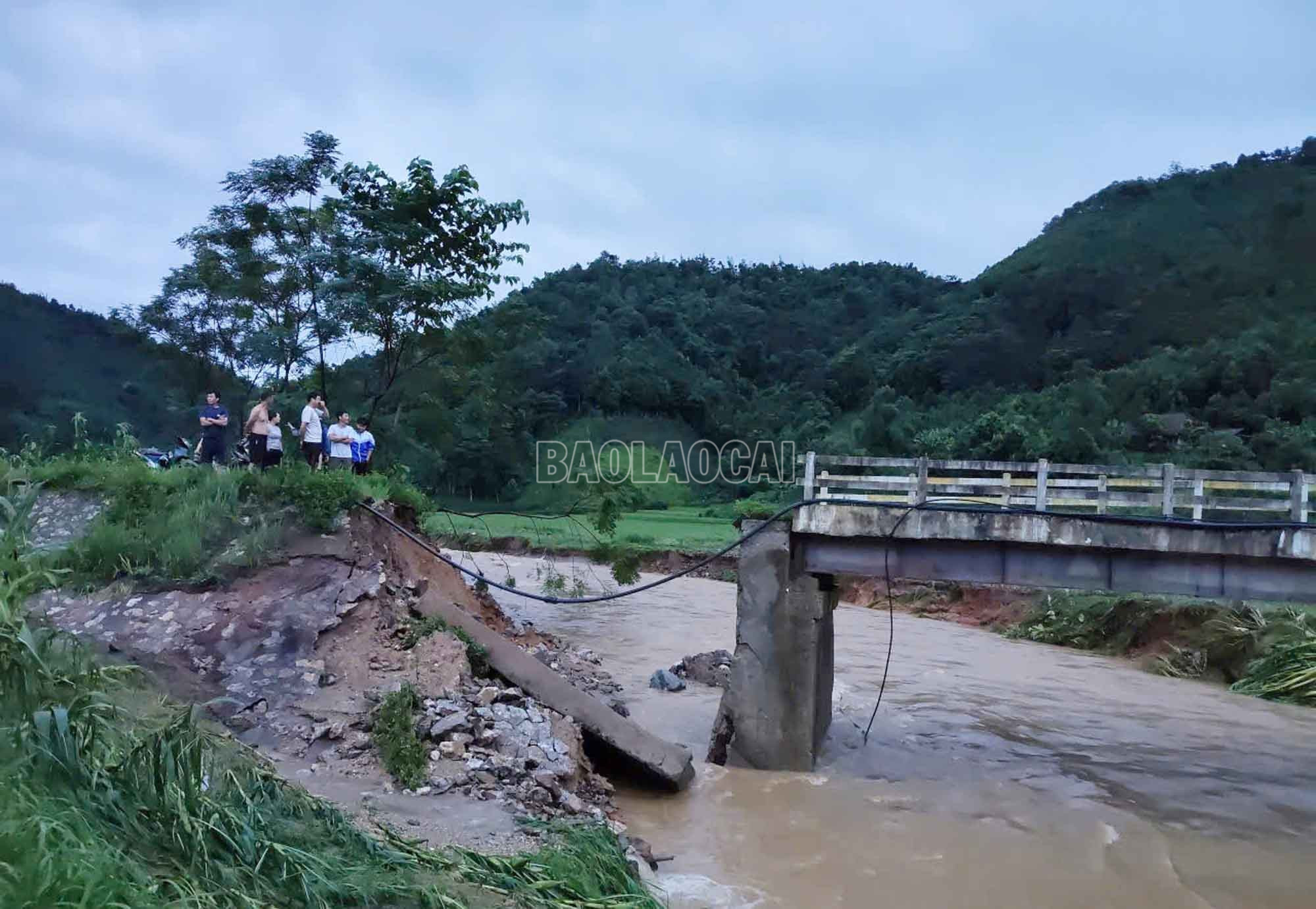 Cầu bị hư hỏng nặng do thiên tai, 51 hộ dân thôn Làng Đẩu tạm thời bị cô lập. baolaocai-c_3.jpg