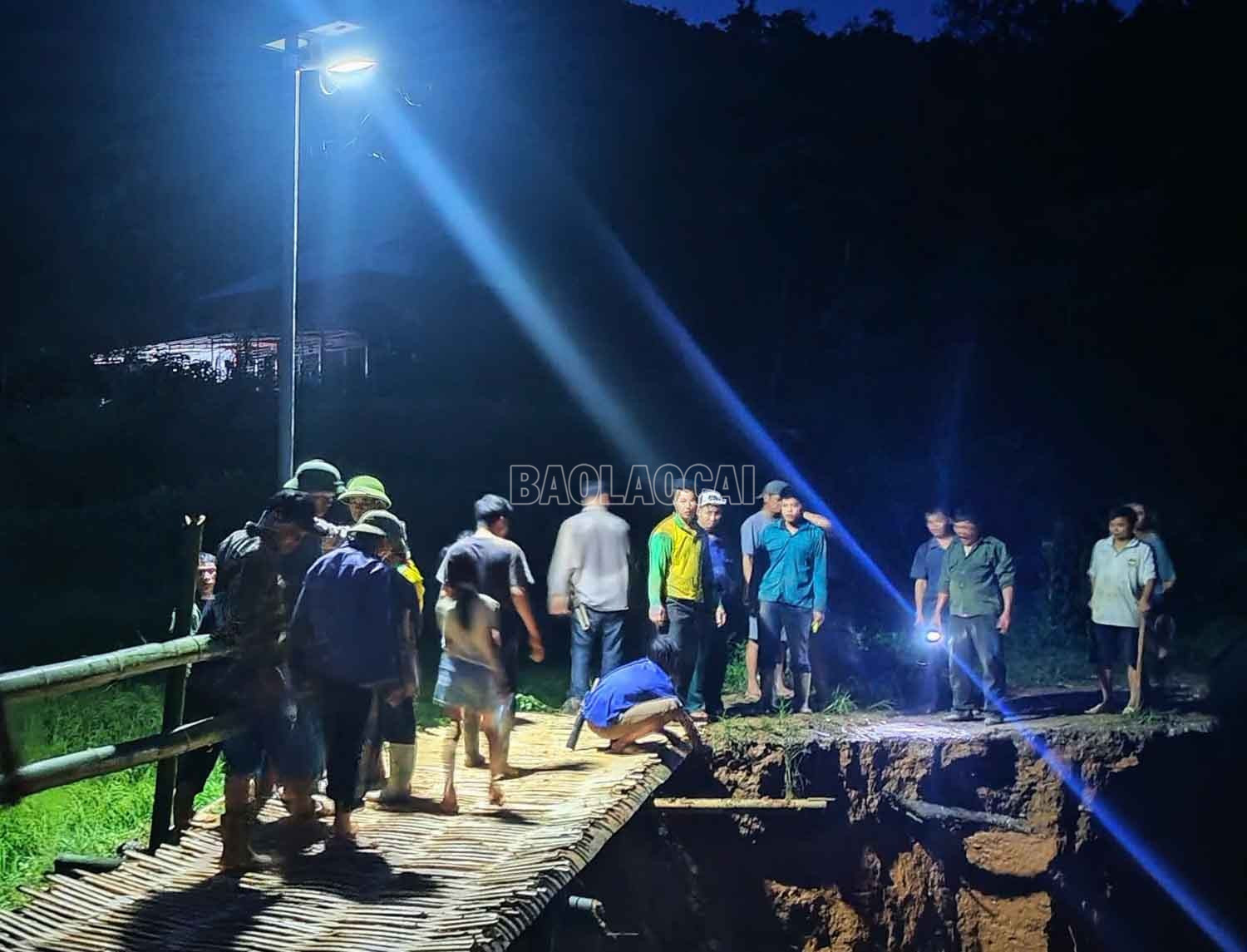 Hai đầu cầu được lắp đèn năng lượng, giúp hạn chế nguy cơ mất an toàn khi người dân qua lại vào ban đêm. baolaocai-c_3-9682.jpg
