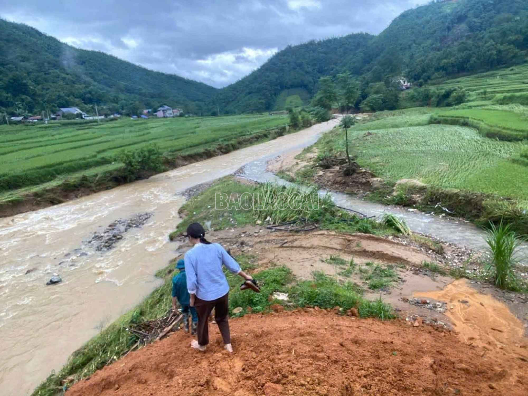 Hiện nay, việc tiếp cận với 51 hộ dân thôn Làng Đẩu chủ yếu là đi bộ, lội qua suối. baolaocai-c_5.jpg