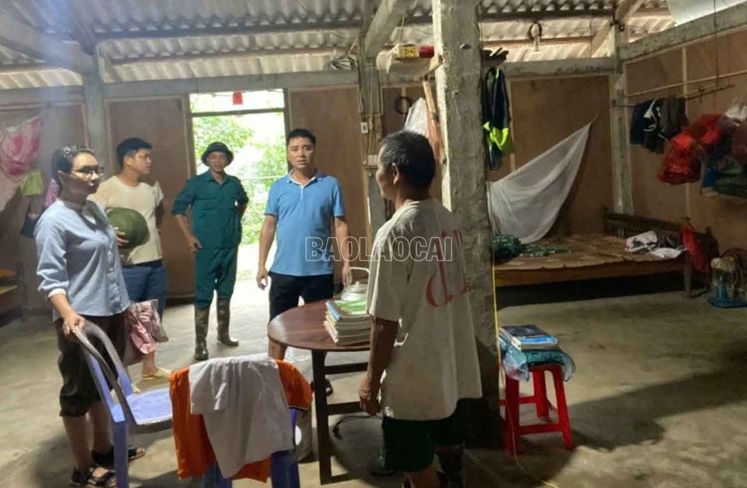 Lãnh đạo xã Phúc Khánh động viên hộ dân bị cô lập. baolaocai-c_7.jpg