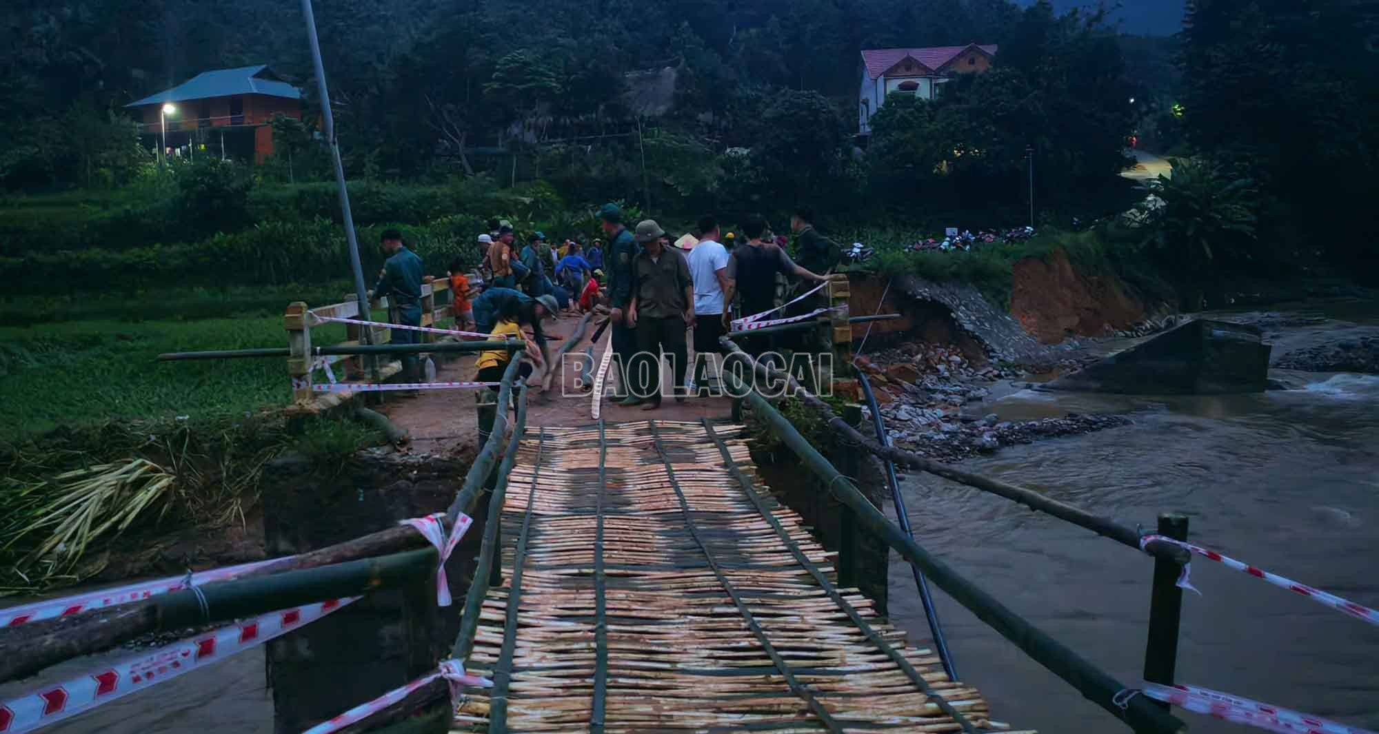 Cầu tạm hoàn thành bước đầu đáp ứng nhu cầu đi bộ của người dân. baolaocai-c_1-6230.jpg