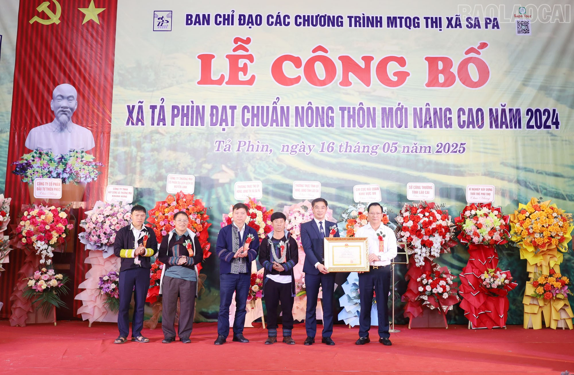 Đồng chí Hoàng Quốc Khánh, Phó chủ tịch Thường trực UBND tỉnh trao Quyết định công nhận xã Tả Phìn đạt chuẩn nông thôn mới nâng cao năm 2024. baolaocai-tr_a10.jpg