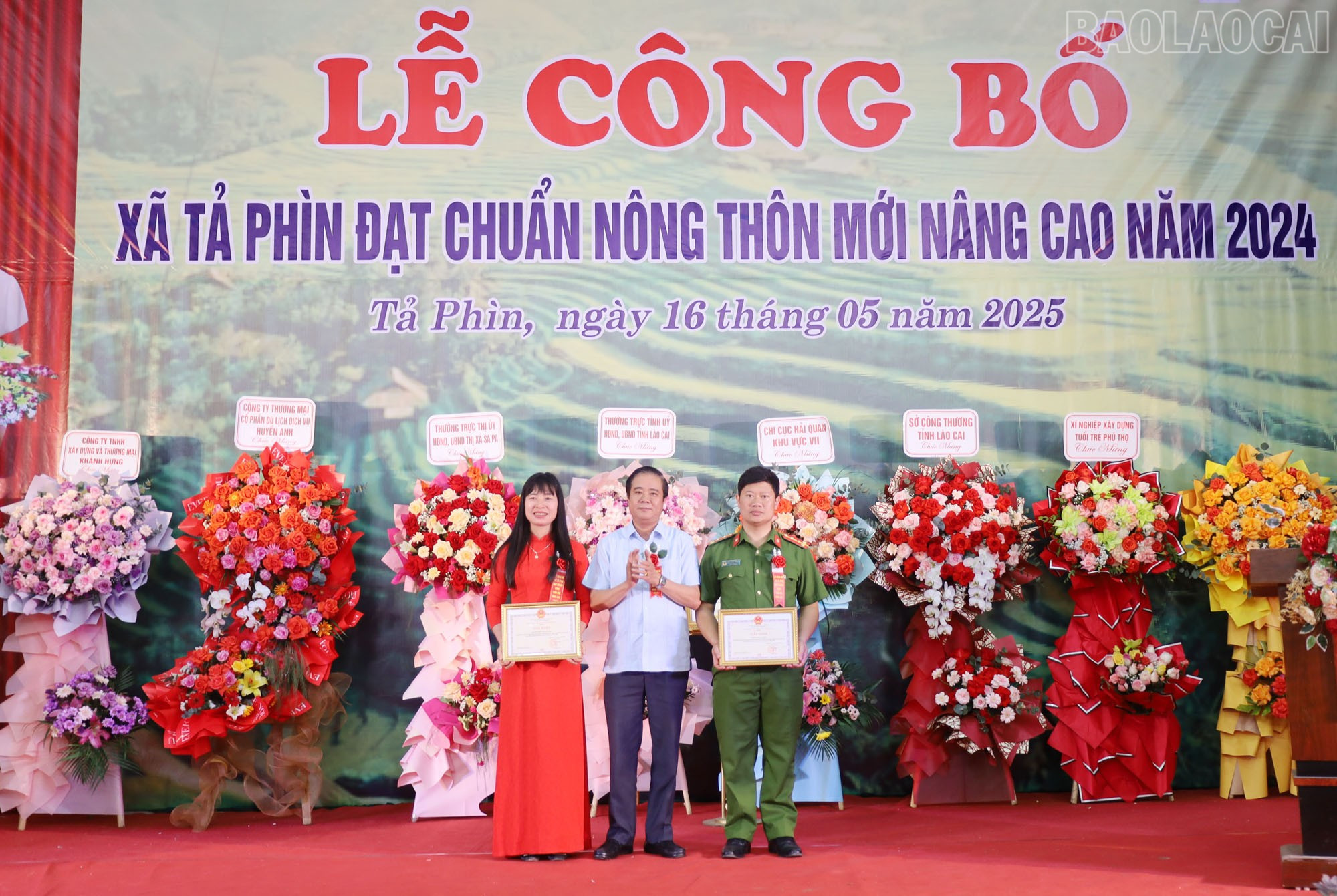 Lãnh đạo thị xã Sa Pa tặng Giấy khen cho các tập thể có thành tích xuất sắc trong thực hiện Chương trình mục tiêu quốc gia xây dựng nông thôn mới xã Tả Phìn năm 2024. baolaocai-tr_a7.jpg