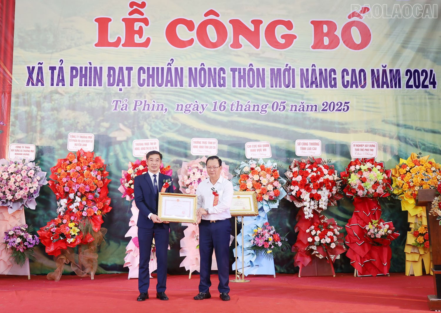 Tặng Bằng khen của Chủ tịch UBND tỉnh cho tập thể Nhân dân và cán bộ xã Tả Phìn có thành tích xuất sắc trong xây dựng xã đạt chuẩn nông thôn mới nâng cao.. baolaocai-tr_a6.jpg