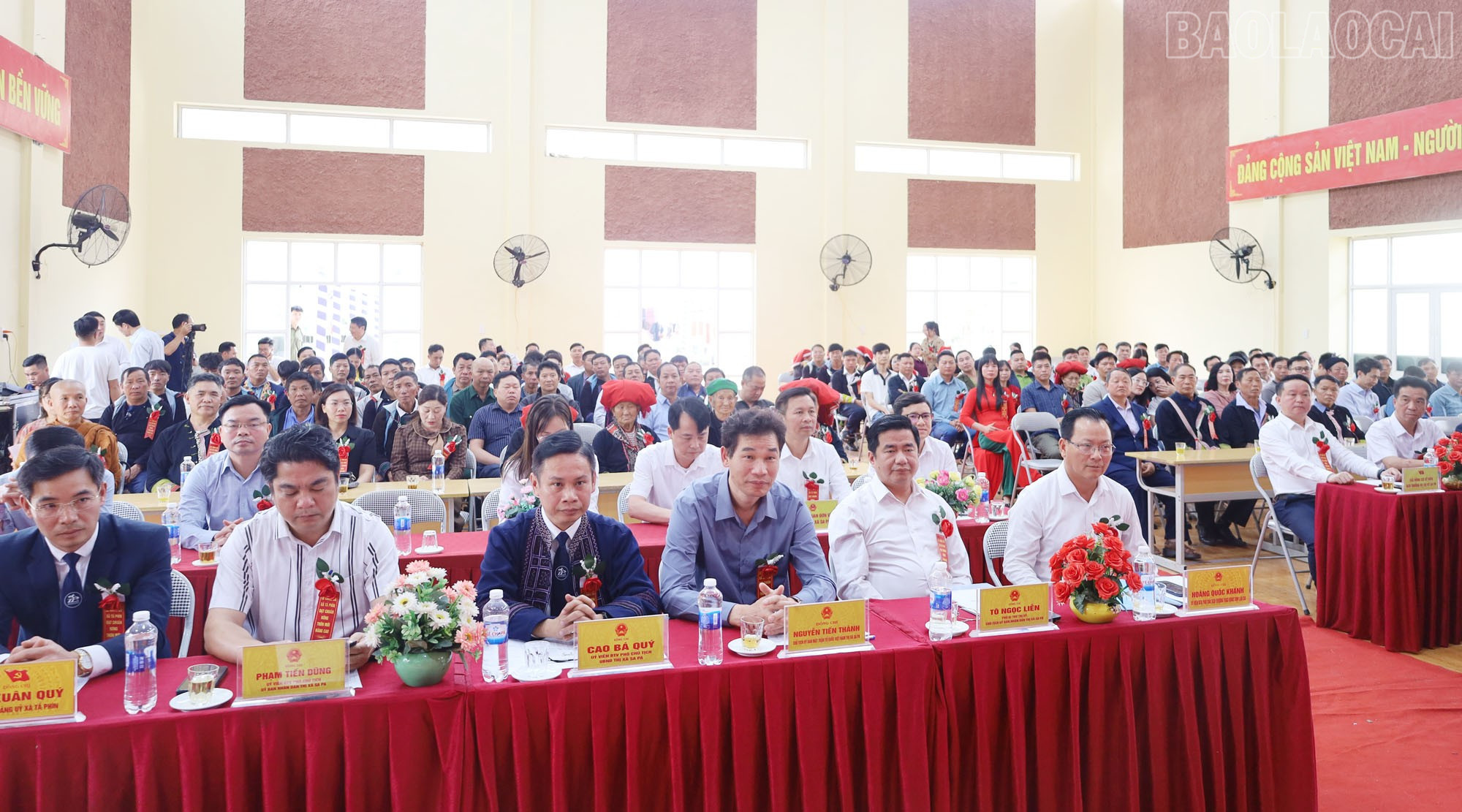 Các đại biểu dự buổi lễ. baolaocai-tr_a2.jpg