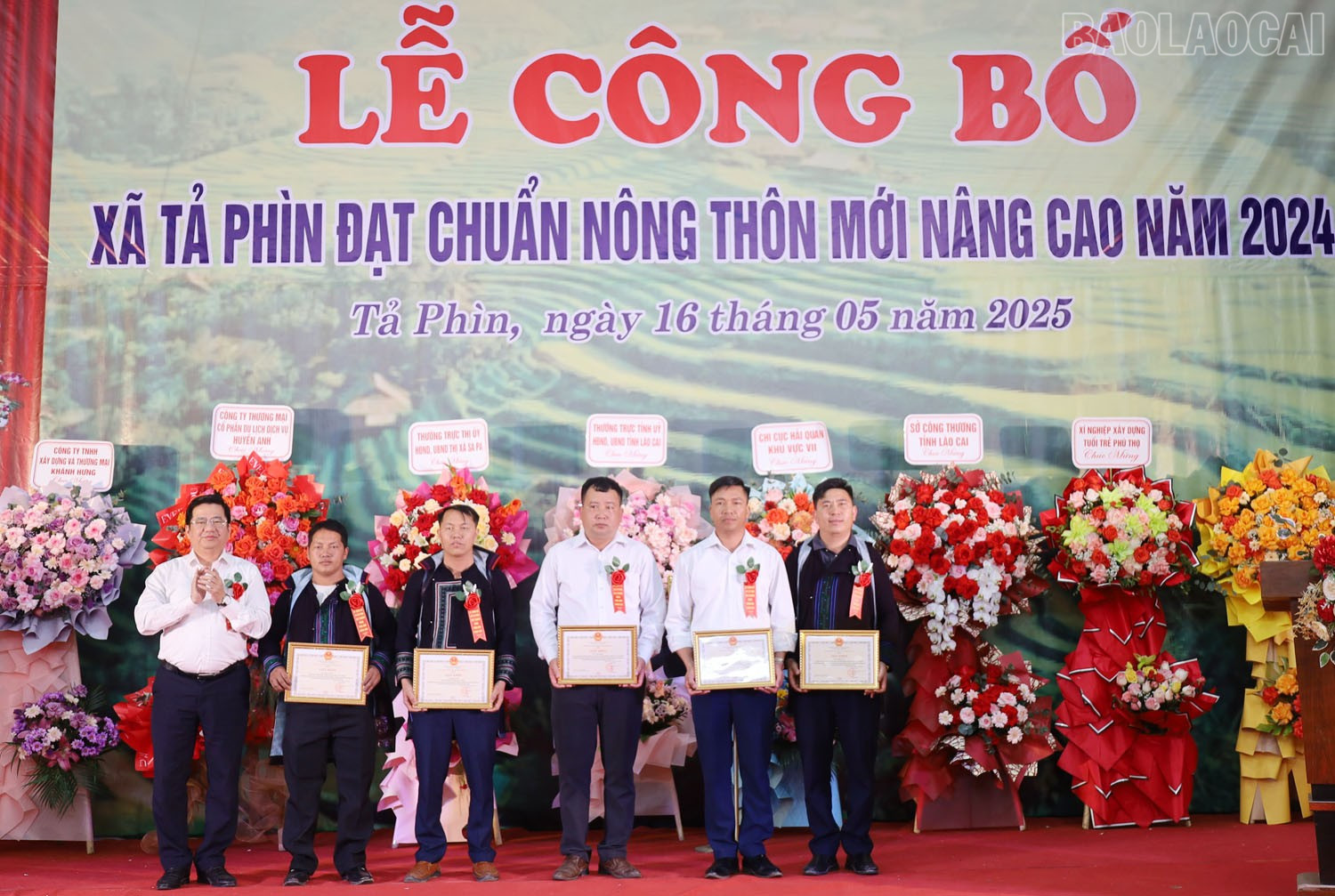 Thị xã Sa Pa tặng Giấy khen cho các cá nhân có thành tích xuất sắc trong thực hiện Chương trình mục tiêu quốc gia xây dựng nông thôn mới xã Tả Phìn năm 2024. baolaocai-tr_a8.jpg