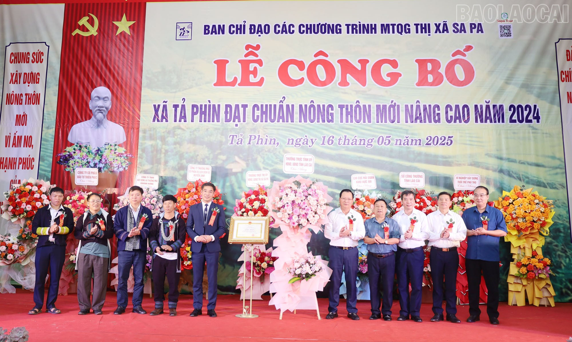 Lãnh đạo tỉnh và đại diện các sở, ngành tặng hoa chúc mừng xã Tả Phìn. baolaocai-tr_a4.jpg