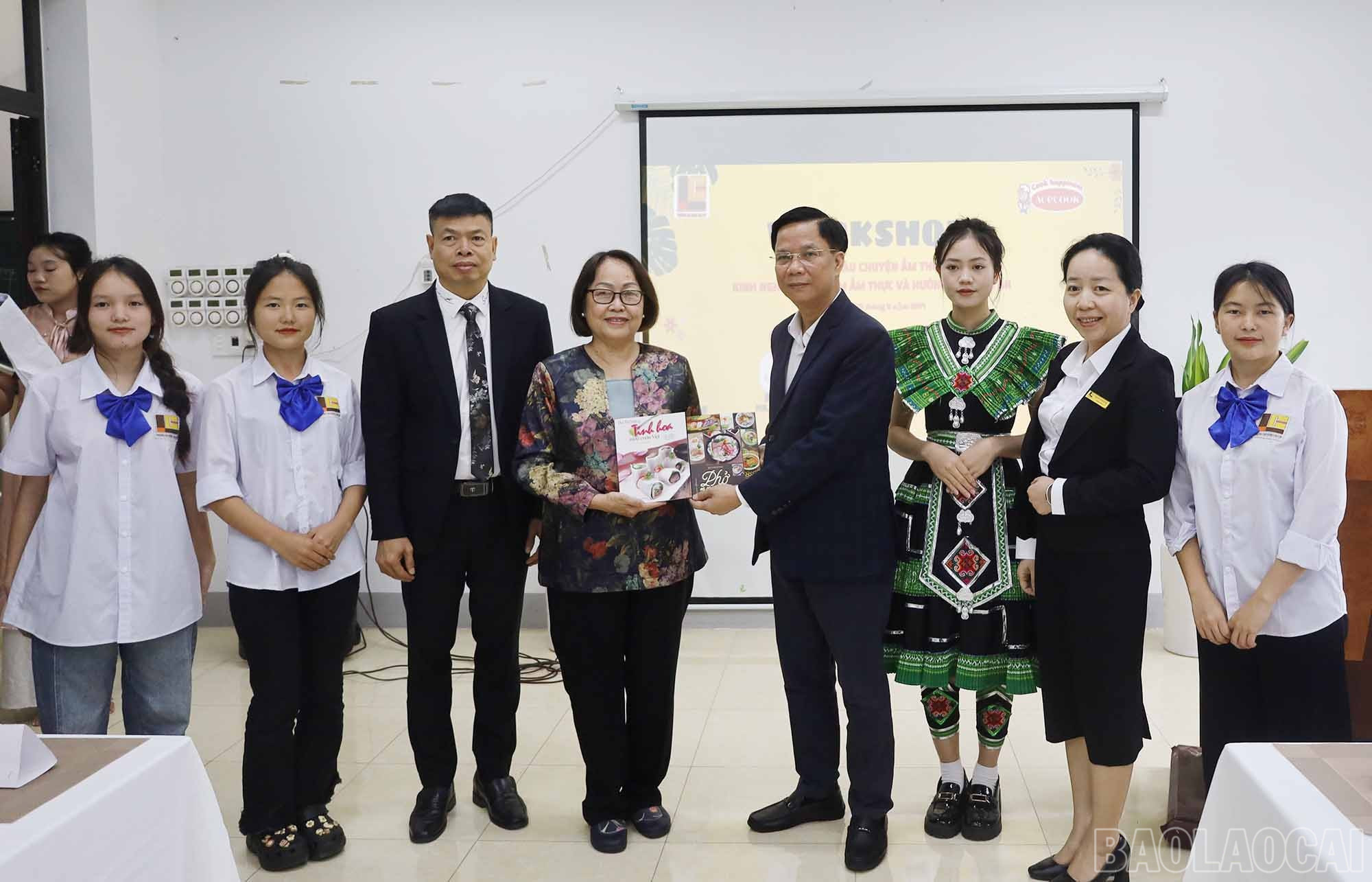 Đại diện các chuyên gia ẩm thực tặng sách chuyên ngành cho Trường Cao đẳng Lào Cai. baolaocai-br_b2.jpg