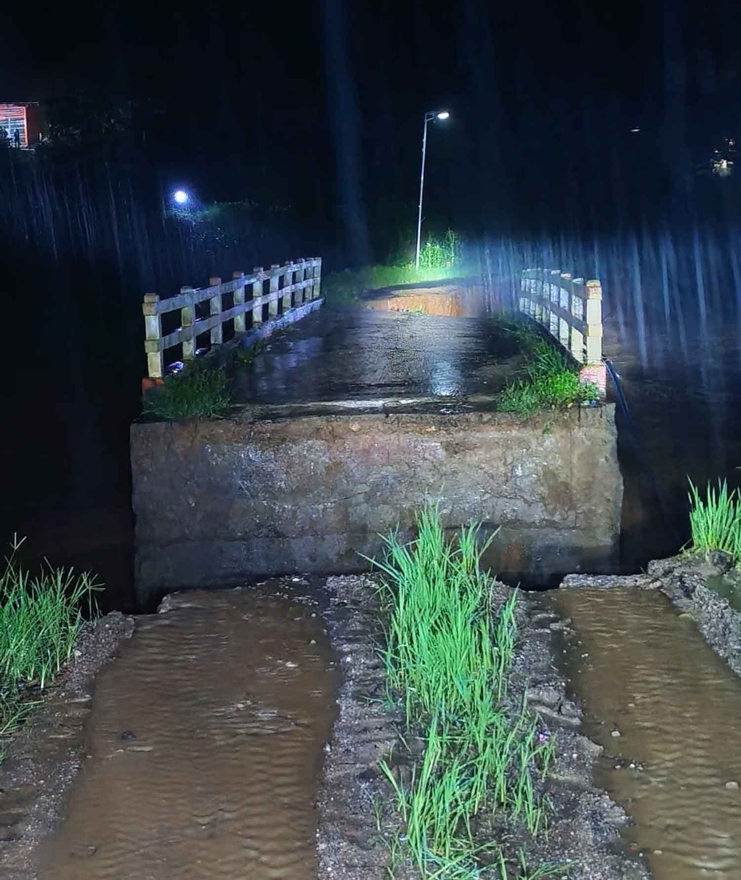 Cầu vào thôn Làng Đẩu bị trôi 2 đầu mố cầu, hiện không thể lưu thông. Cầu vào thôn Làng Đẩu bị trôi 2 đầu mố cầu, hiện không thể lưu thông.