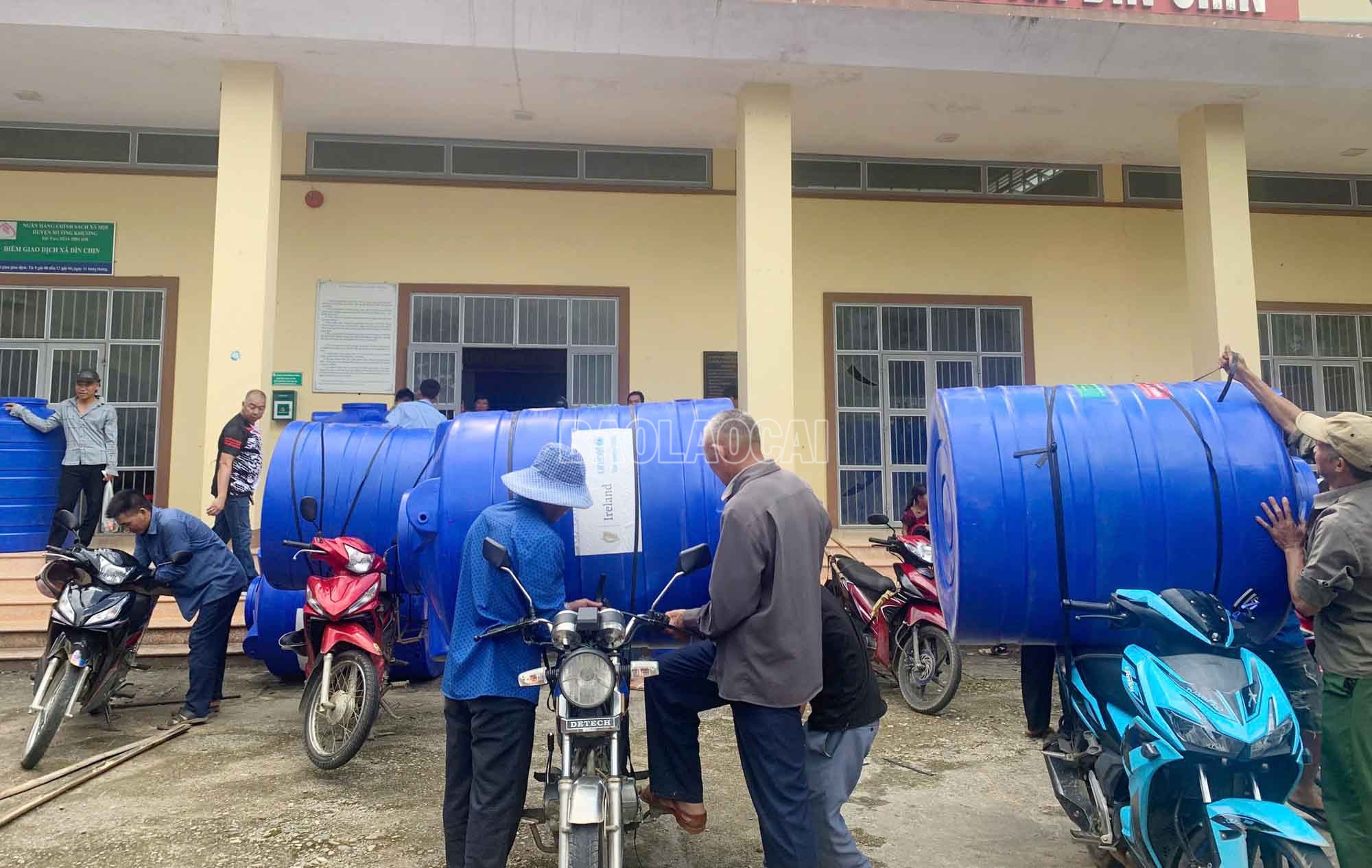 Người dân vùng cao vận chuyển bồn chứa nước về nhà. baolaocai-c_75e2f5b9a3592a07734818.jpg