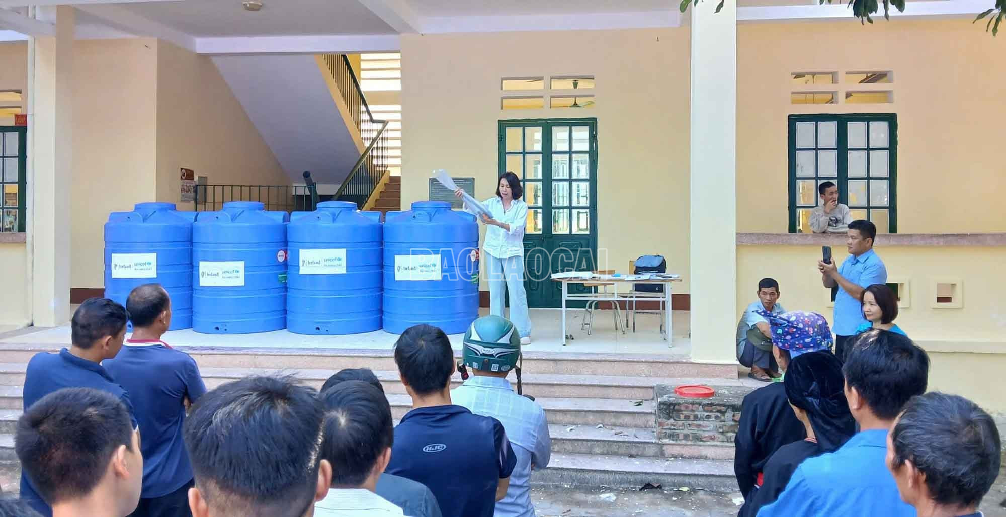 Hướng dẫn người dân kỹ thuật lắp đặt, sử dụng bồn chứa nước đảm bảo an toàn và hiệu quả. baolaocai-c_e2cf69c53f25b67bef3415.jpg