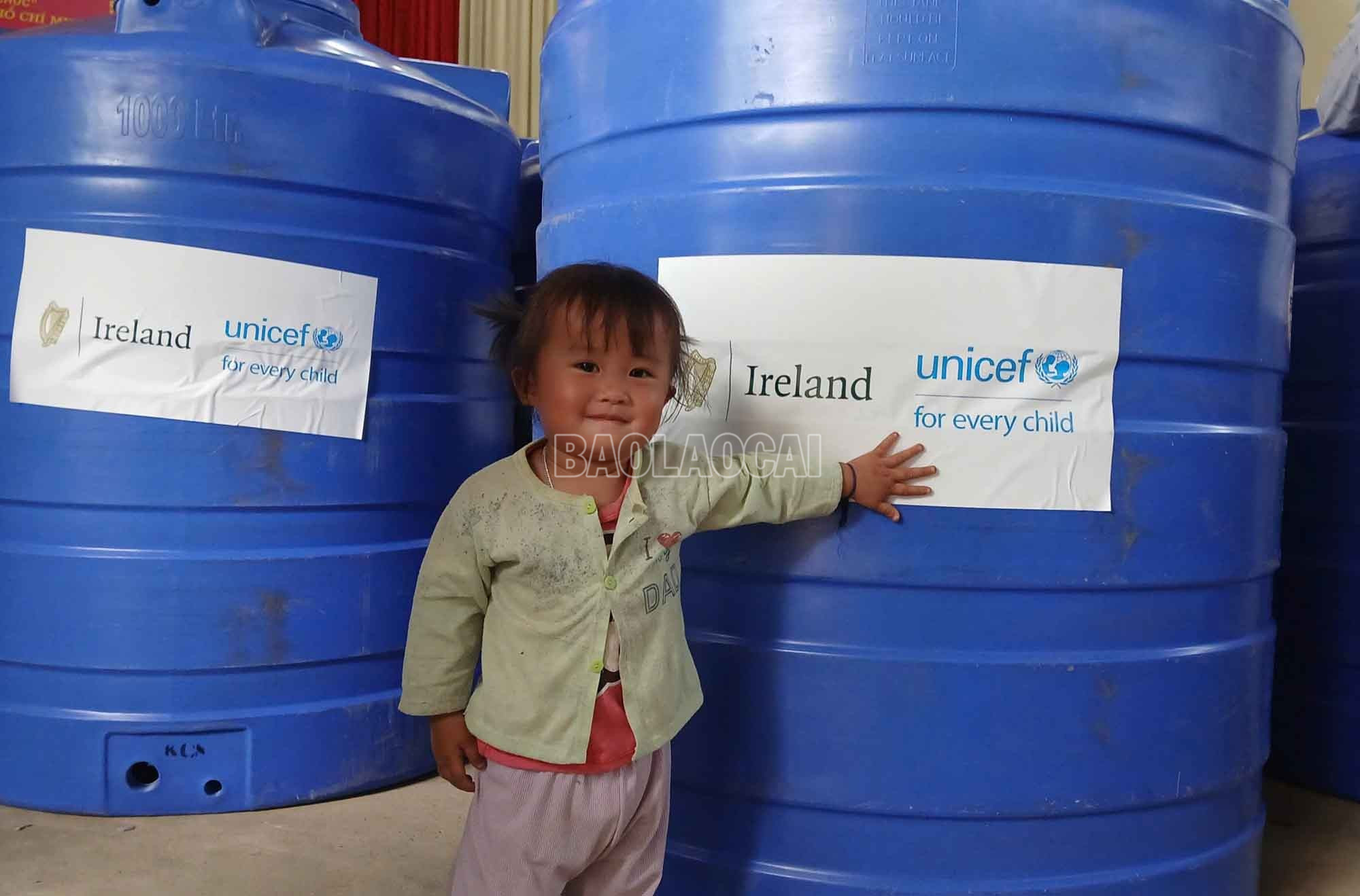 Toàn bộ bồn nước do nhân dân Ireland tài trợ thông qua UNICEF– Quỹ Nhi đồng Liên Hợp Quốc với sứ mệnh bảo vệ quyền trẻ em và thúc đẩy sự phát triển toàn diện của trẻ em. baolaocai-c_1.jpg