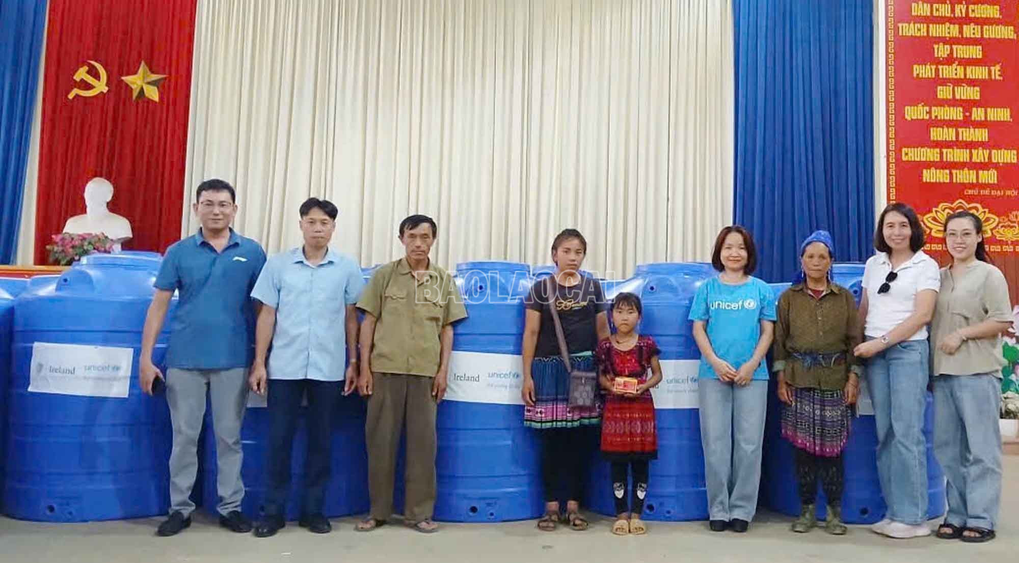 Trao tặng bồn chứa nước cho các hộ dân bị ảnh hưởng bởi thiên tai. baolaocai-c_48bbb294e4746d2a346519.jpg