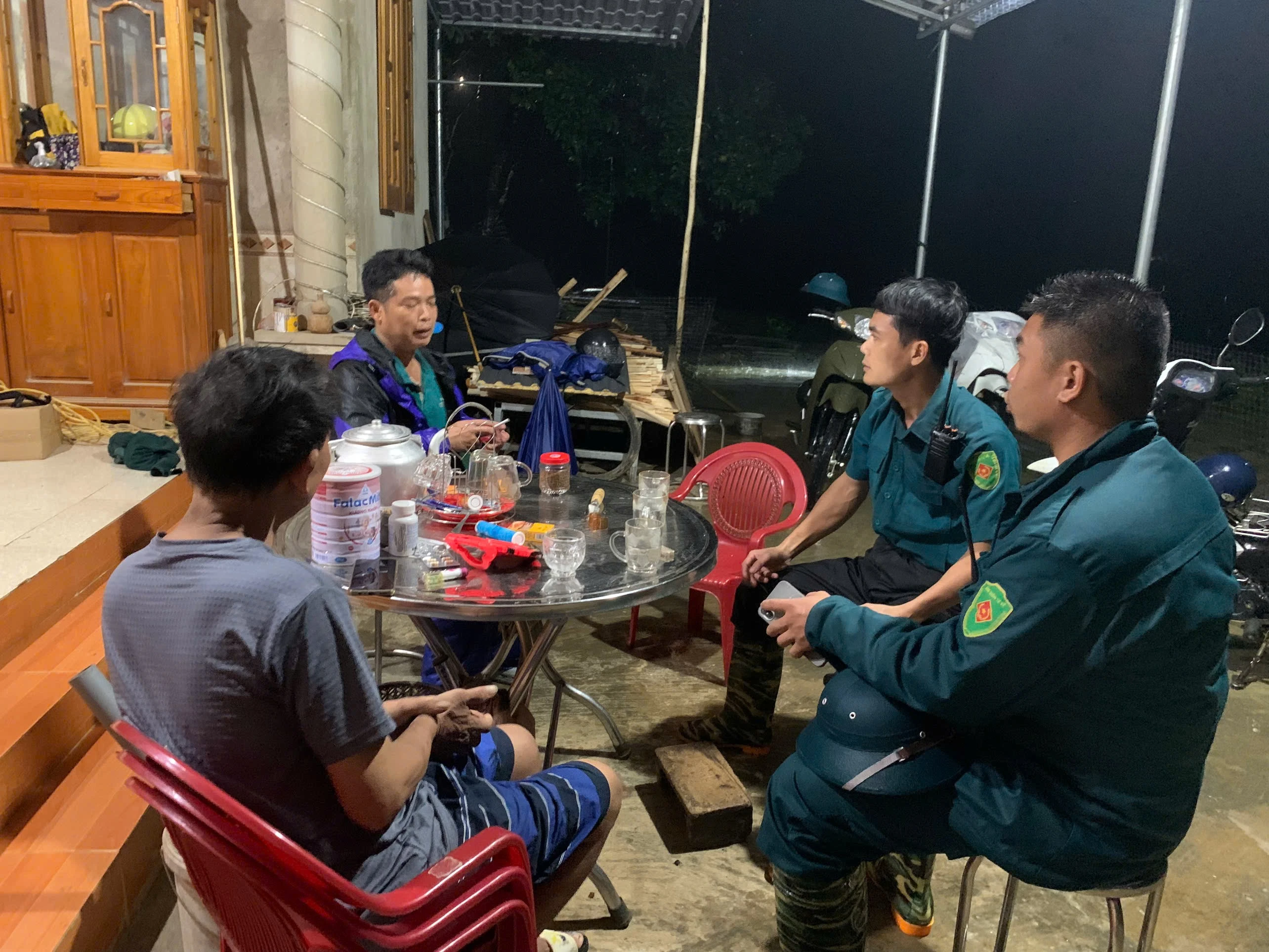 Tuyên truyền, vận động người dân di dời đến nơi an toàn.