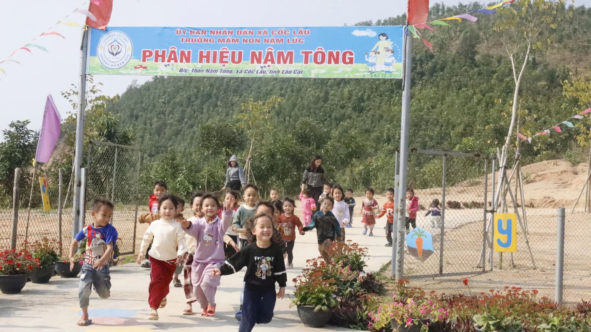 Nhờ sự quan tâm của Đảng, Nhà nước trẻ em khu tái định cư Nậm Tông được học tập trong ngôi trường khang trang.