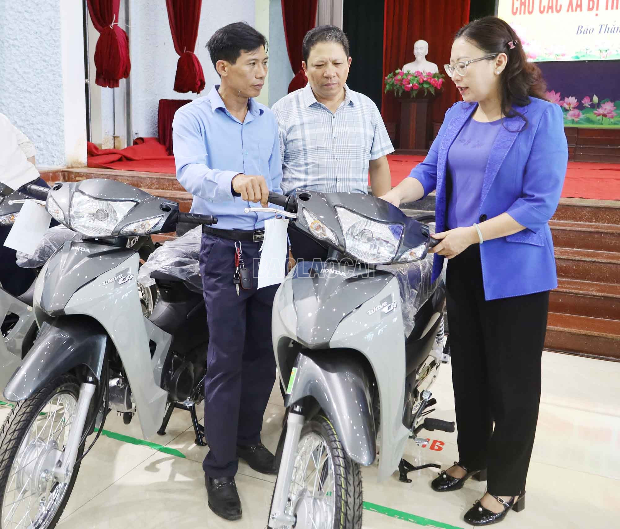 សមមិត្ត Giang Thi Dung - លេខារងគណៈកម្មាធិការបក្សខេត្ត ប្រធានគណៈកម្មាធិការរណសិរ្សមាតុភូមិវៀតណាមខេត្តបានស្នើឱ្យមូលដ្ឋានគ្រប់គ្រង និងប្រើប្រាស់យានជំនិះប្រកបដោយប្រសិទ្ធភាព។ baolaocai-c_5a.jpg