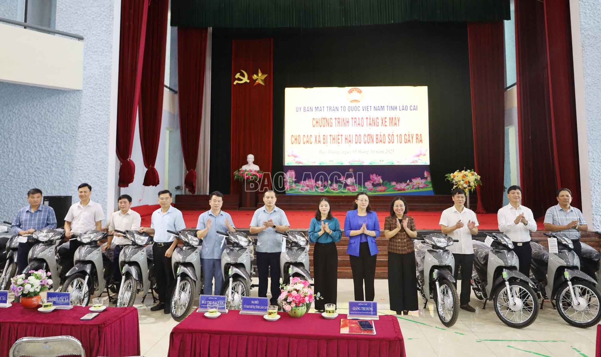 បរិច្ចាគរថយន្តដល់ឃុំ។ baolaocai-c_2a.jpg