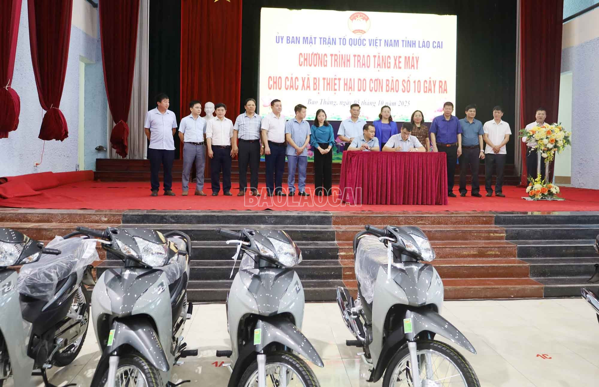 តំណាងឃុំចុះហត្ថលេខាទទួលរថយន្ត។ baolaocai-c_4a.jpg