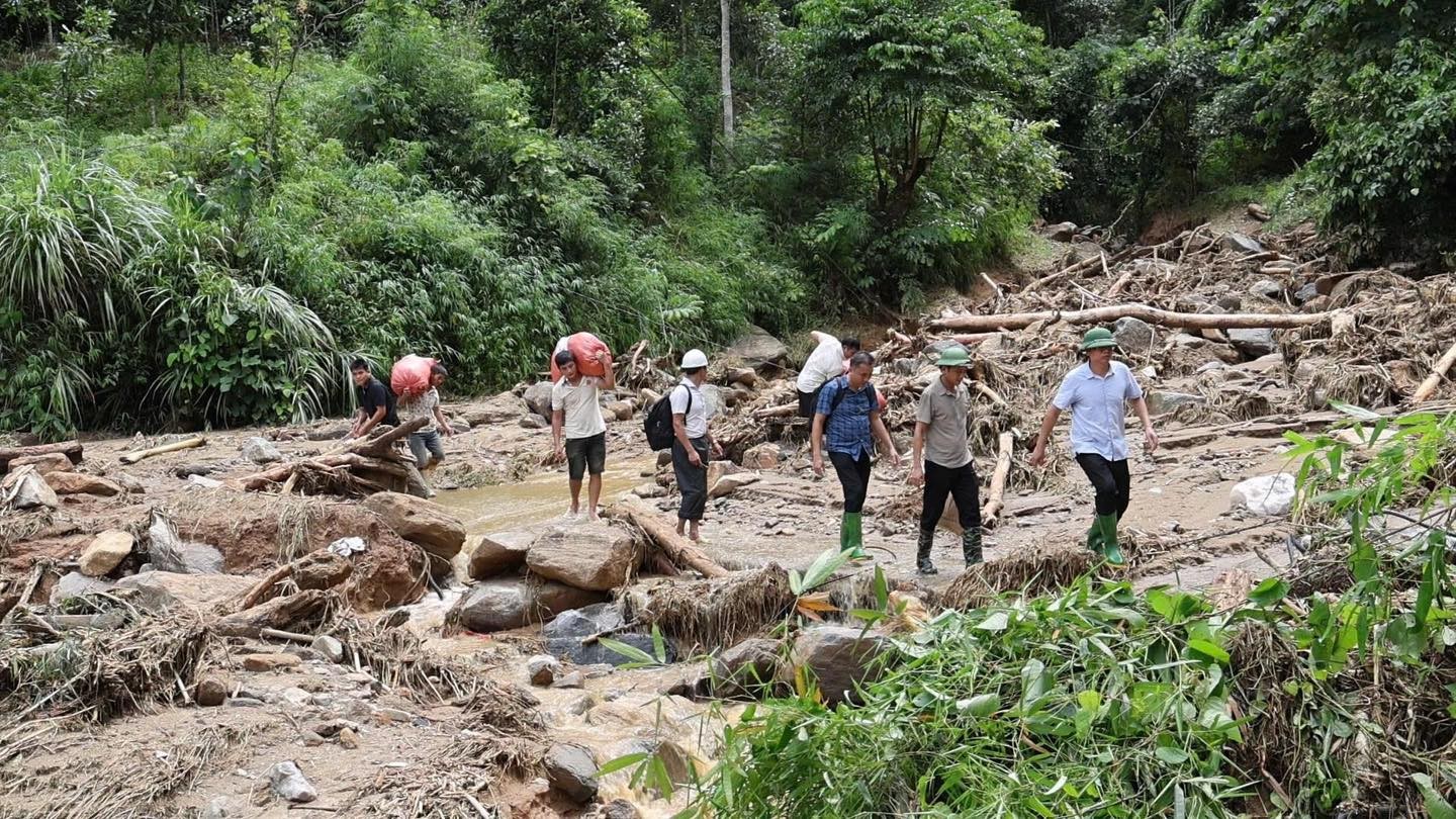 Xã Văn Bàn huy động lực lượng vận chuyển đồ cứu trợ cho người dân thôn Ít Nộc. (ảnh Tài Khuyên) 2aa.jpg