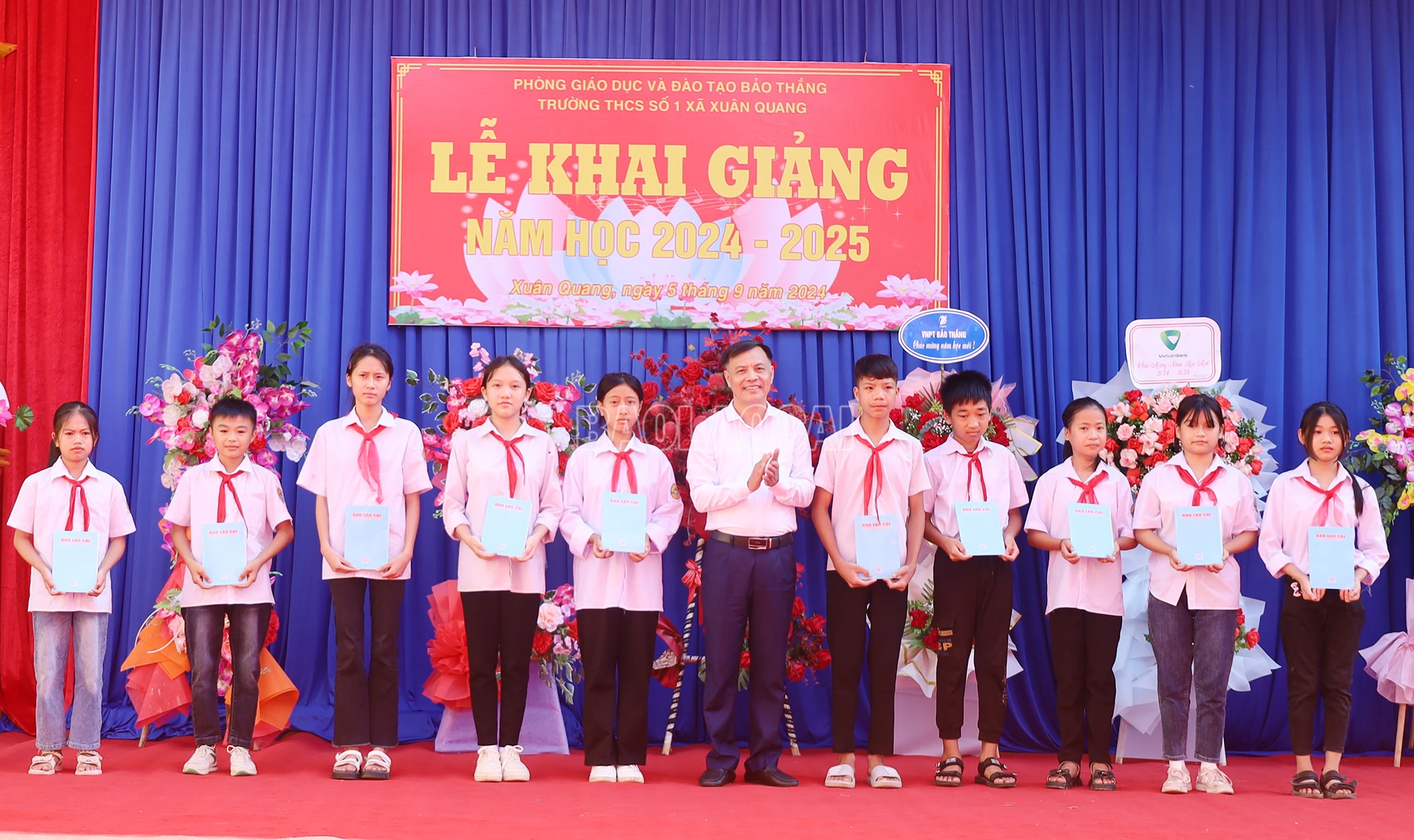 Lãnh đạo Báo Lào Cai tặng 10 suất học bổng cho các học sinh có hoàn cảnh khó khăn.