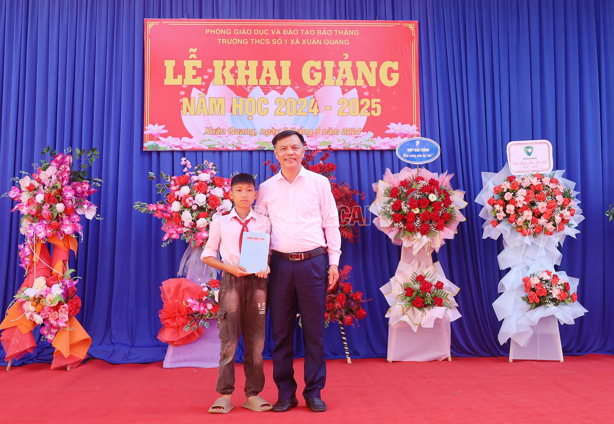 Đồng chí Nguyễn Đức Hoàng, Phó Tổng biên tập Báo Lào Cai tặng học bổng cho học sinh vượt khó học giỏi của nhà trường.