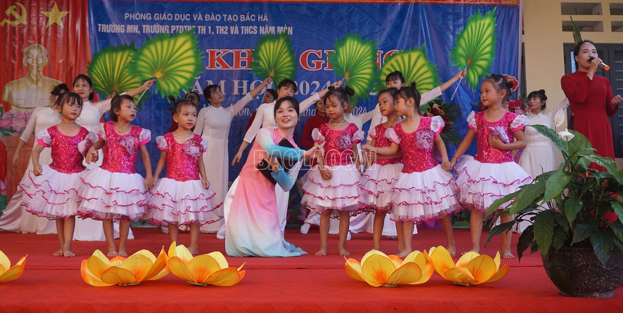 Tiết mục văn nghệ tại lễ khai giảng.