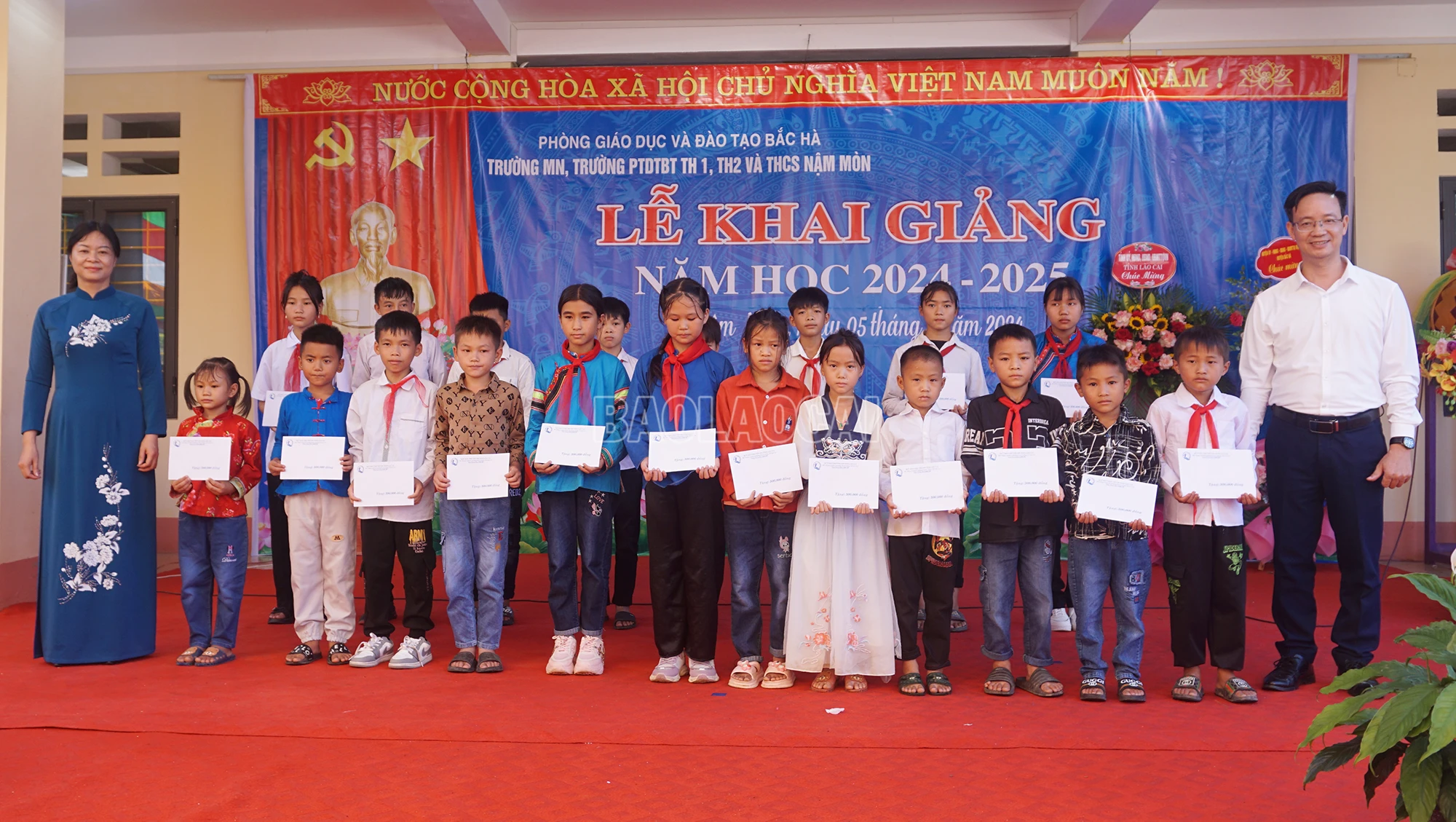 Tặng quà cho học sinh nhân dịp khai giảng năm học mới.