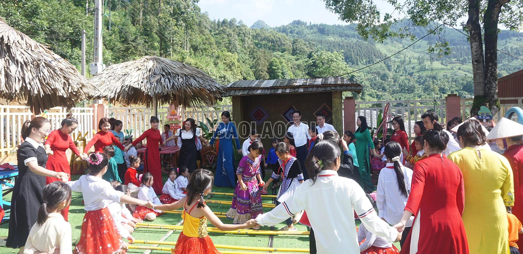 Các đại biểu cùng học sinh xã Nậm Mòn tham gia phần hội tại lễ khai giảng.