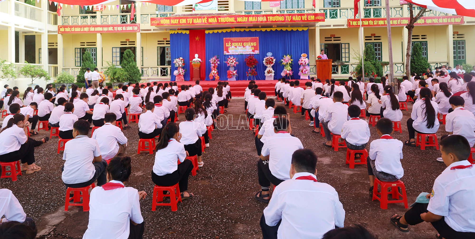Quang cảnh lễ khai giảng năm học mới tại Trường THCS số 1, xã Xuân Quang.