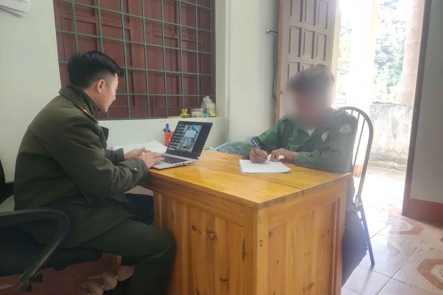 Cán bộ Hạt Kiểm lâm khu vực Bắc Hà lập biên bản xử phạt đối với G.S.T vì hành vi vi phạm pháp luật về lâm nghiệp.