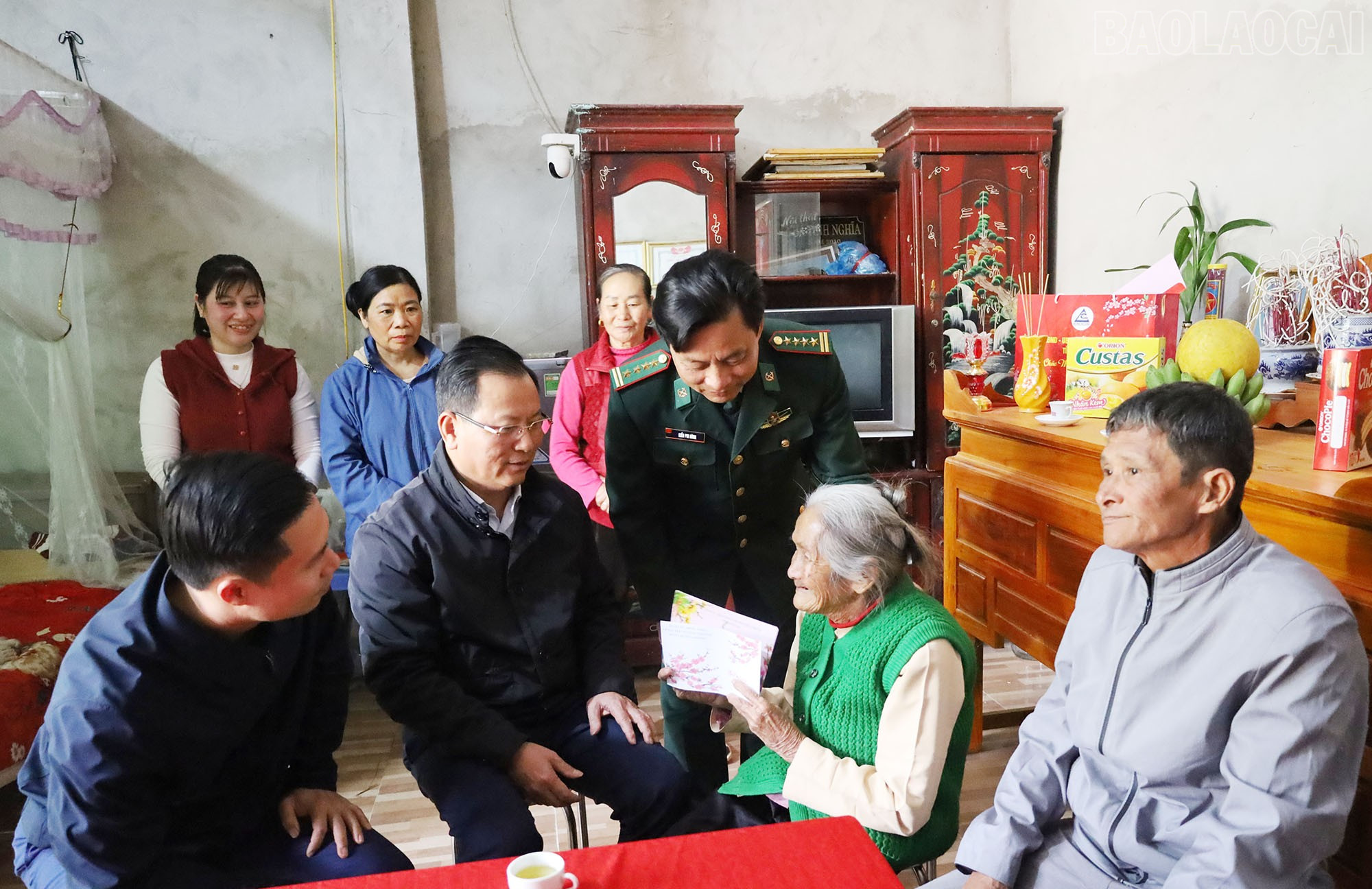 Nhân dịp này, UBND huyện Mường Khương và các đơn vị cũng trao quà tết cho các tập thể, cá nhân trên địa bàn. baolaocai-tr_5.jpg